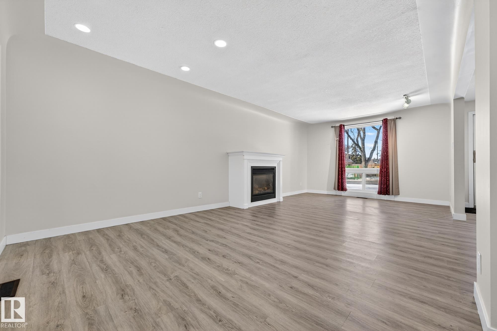10519 140 Street, Edmonton, AB - Indoor With Fireplace