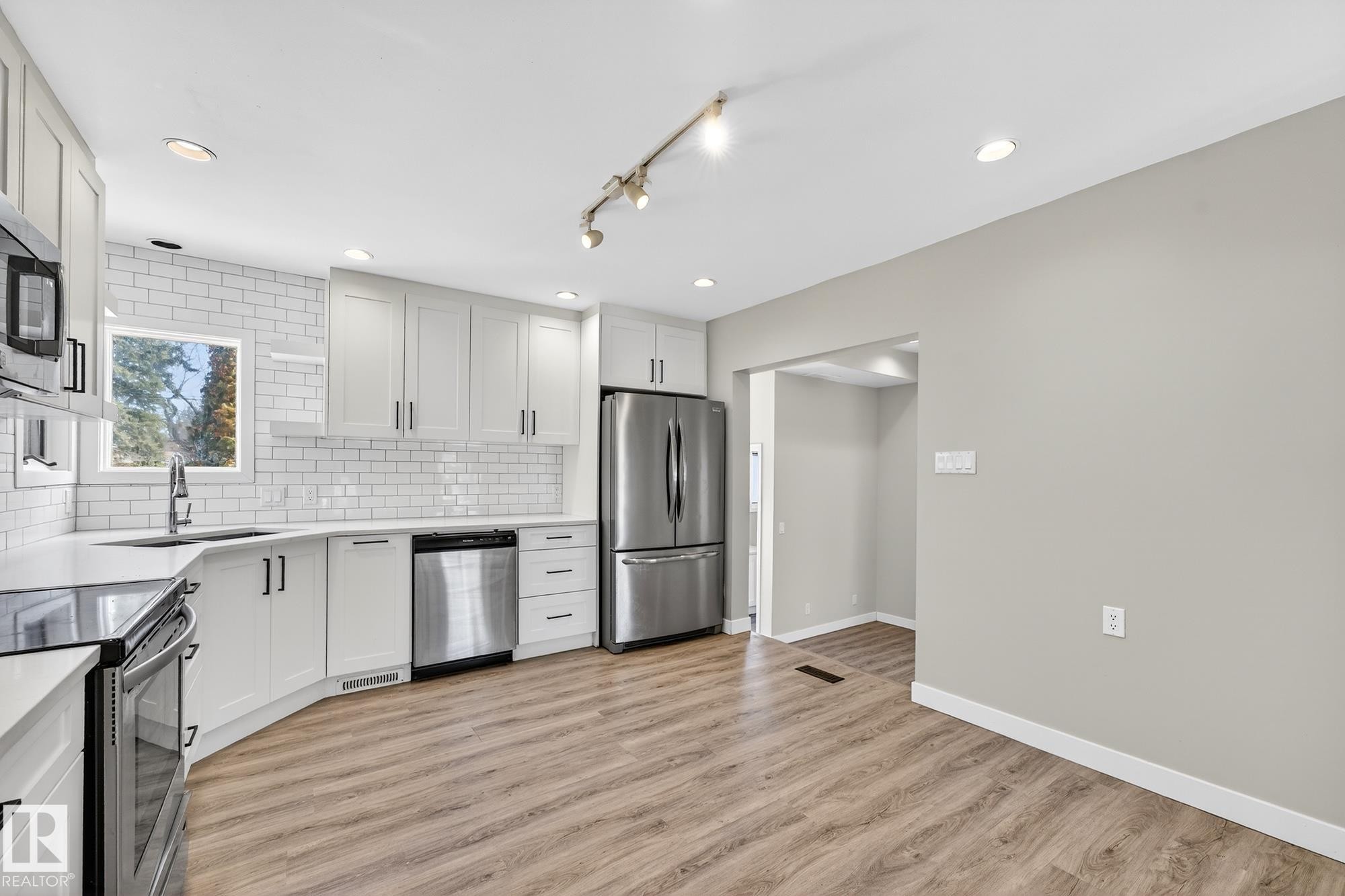 10519 140 Street, Edmonton, AB - Indoor Photo Showing Kitchen With Upgraded Kitchen
