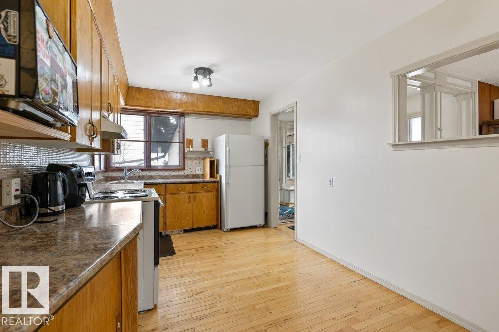 5006 55 Avenue, Stony Plain, AB - Indoor Photo Showing Kitchen