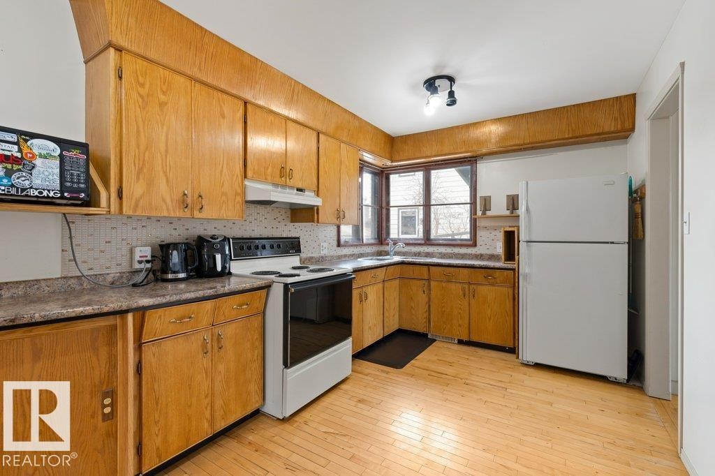 5006 55 Avenue, Stony Plain, AB - Indoor Photo Showing Kitchen With Double Sink