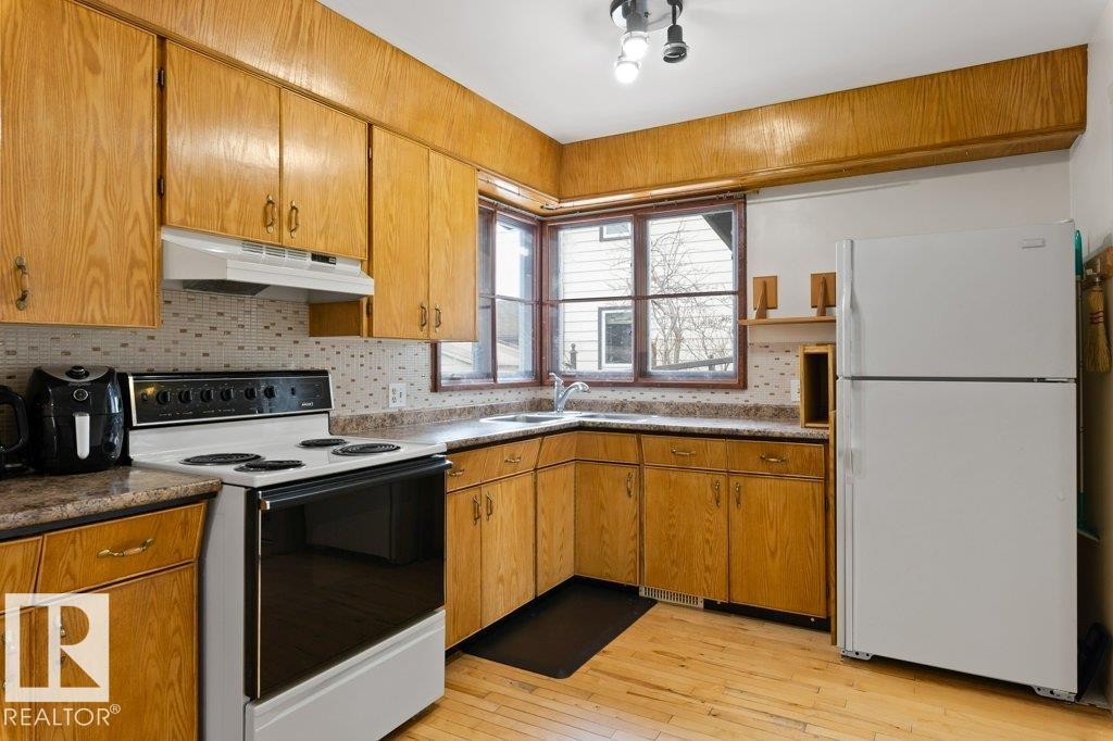 5006 55 Avenue, Stony Plain, AB - Indoor Photo Showing Kitchen