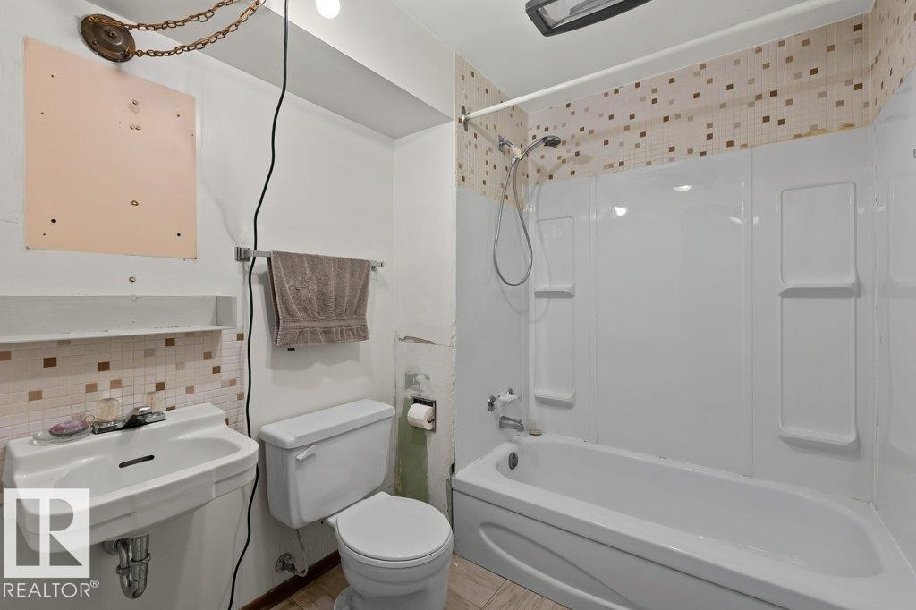 5006 55 Avenue, Stony Plain, AB - Indoor Photo Showing Bathroom