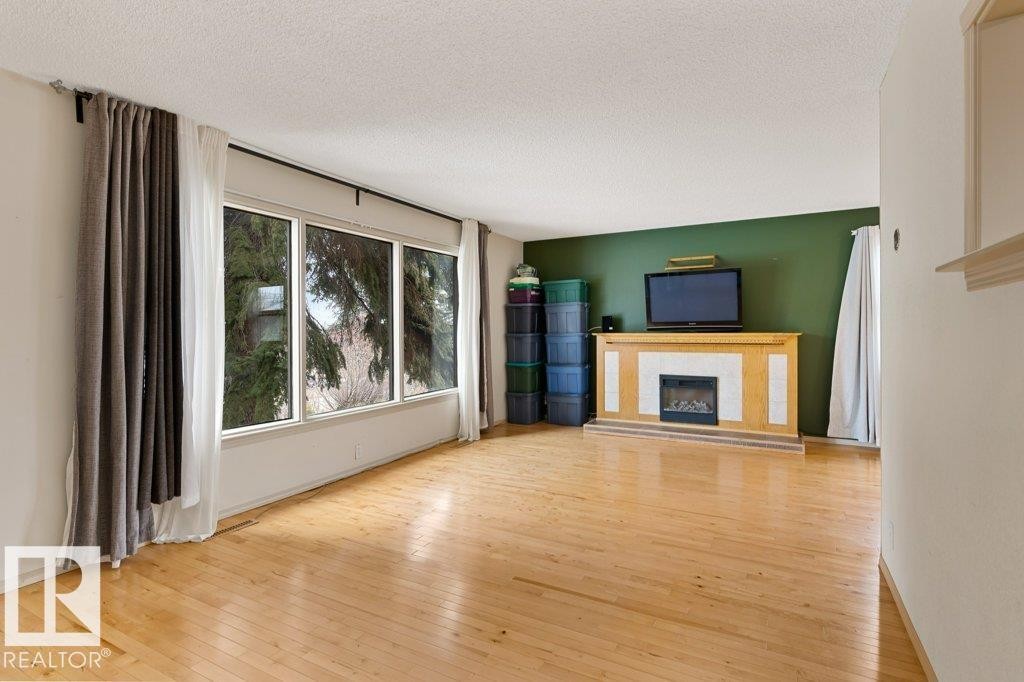 5006 55 Avenue, Stony Plain, AB - Indoor Photo Showing Living Room With Fireplace