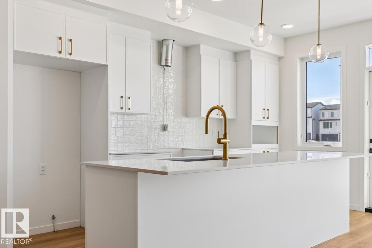 432 30 Street, Edmonton, AB - Indoor Photo Showing Kitchen
