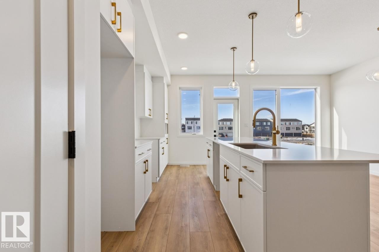 432 30 Street, Edmonton, AB - Indoor Photo Showing Kitchen With Upgraded Kitchen