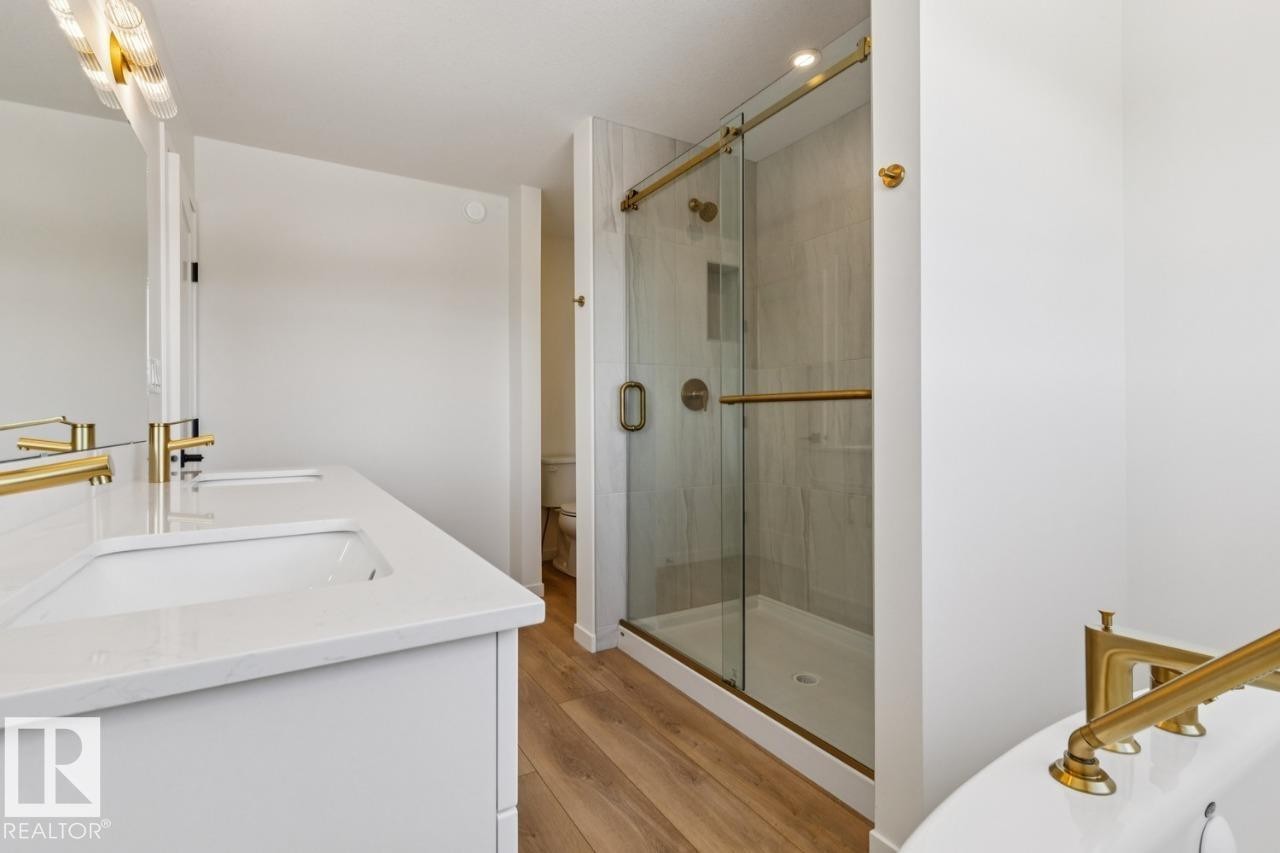 432 30 Street, Edmonton, AB - Indoor Photo Showing Bathroom