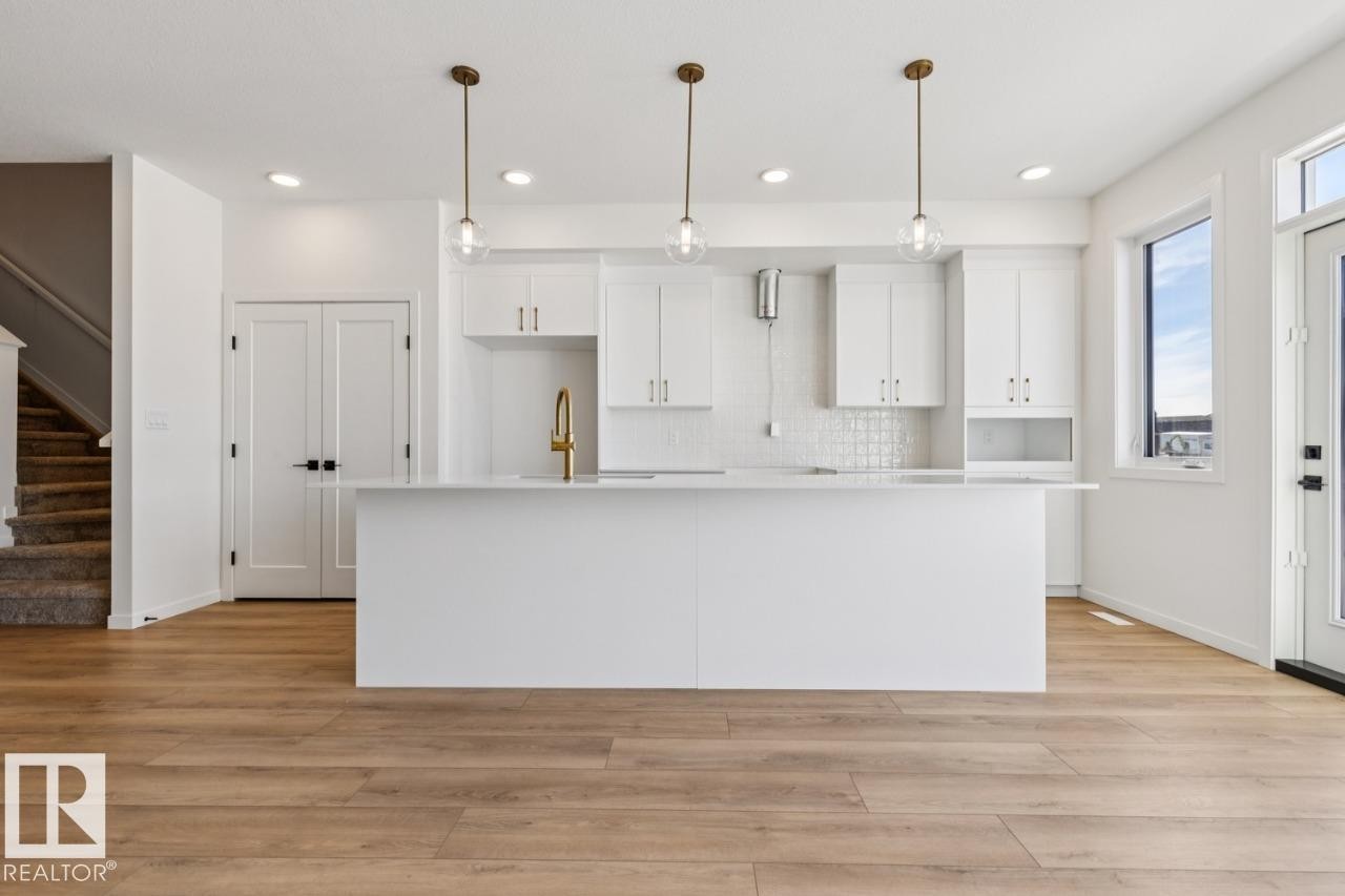 432 30 Street, Edmonton, AB - Indoor Photo Showing Kitchen With Upgraded Kitchen