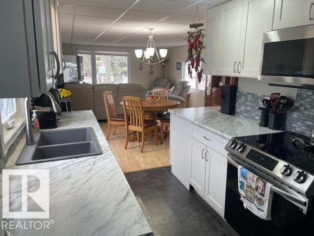 46 Round Road, Edmonton, AB - Indoor Photo Showing Kitchen With Double Sink