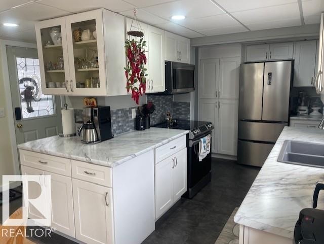 46 Round Road, Edmonton, AB - Indoor Photo Showing Kitchen With Double Sink
