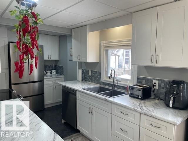 46 Round Road, Edmonton, AB - Indoor Photo Showing Kitchen With Double Sink