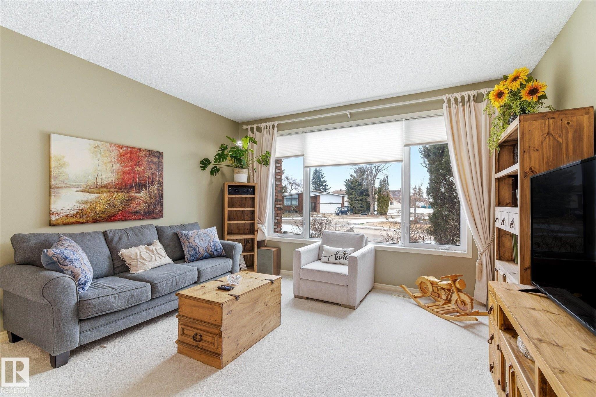 8427 152B Avenue, Edmonton, AB - Indoor Photo Showing Living Room