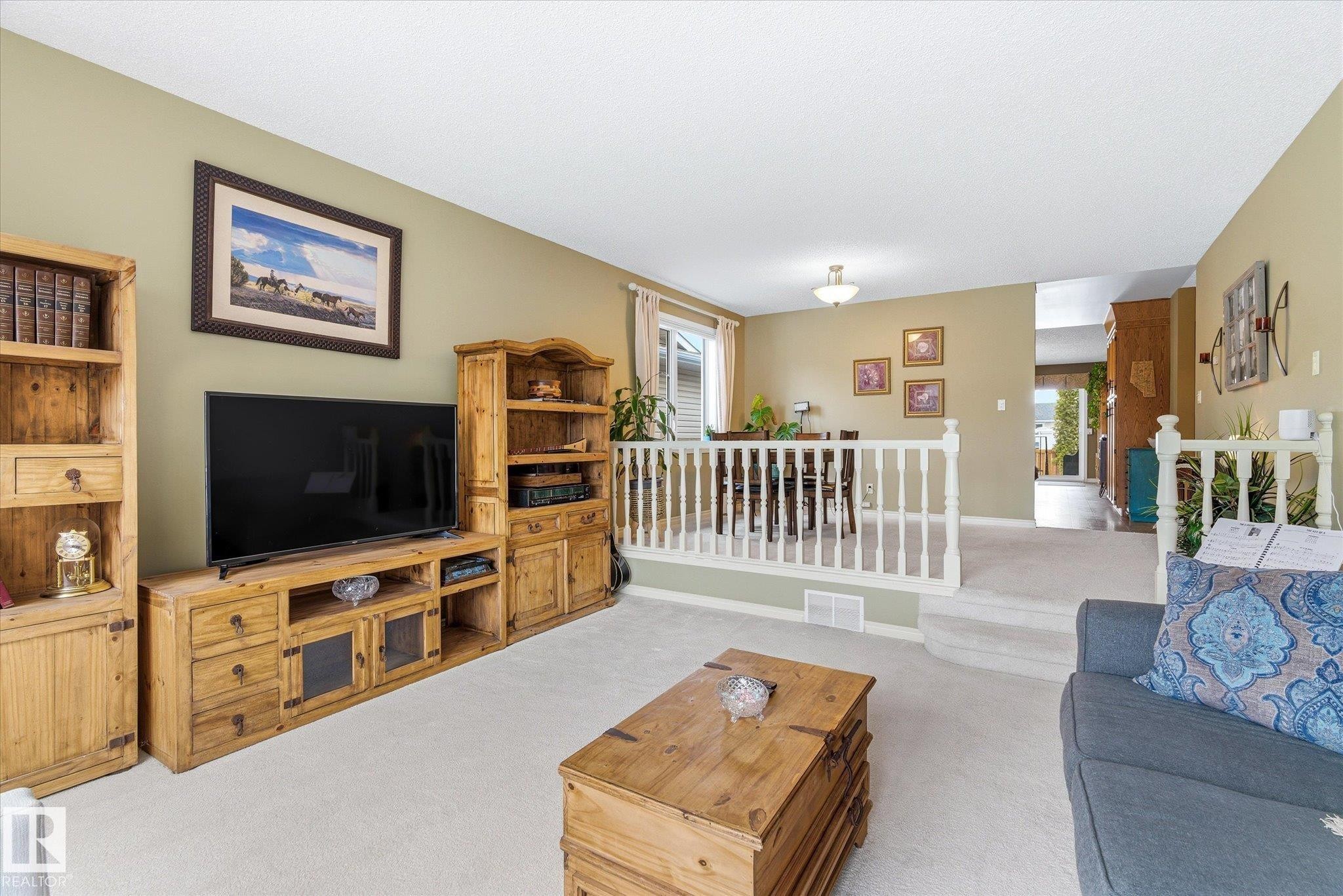 8427 152B Avenue, Edmonton, AB - Indoor Photo Showing Living Room