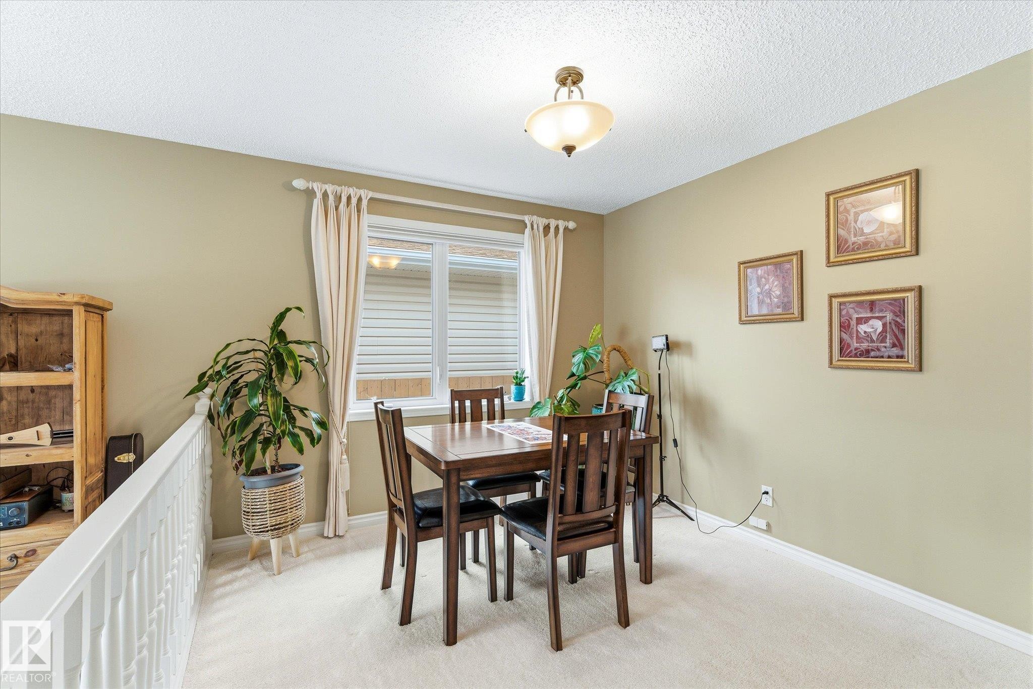 8427 152B Avenue, Edmonton, AB - Indoor Photo Showing Dining Room