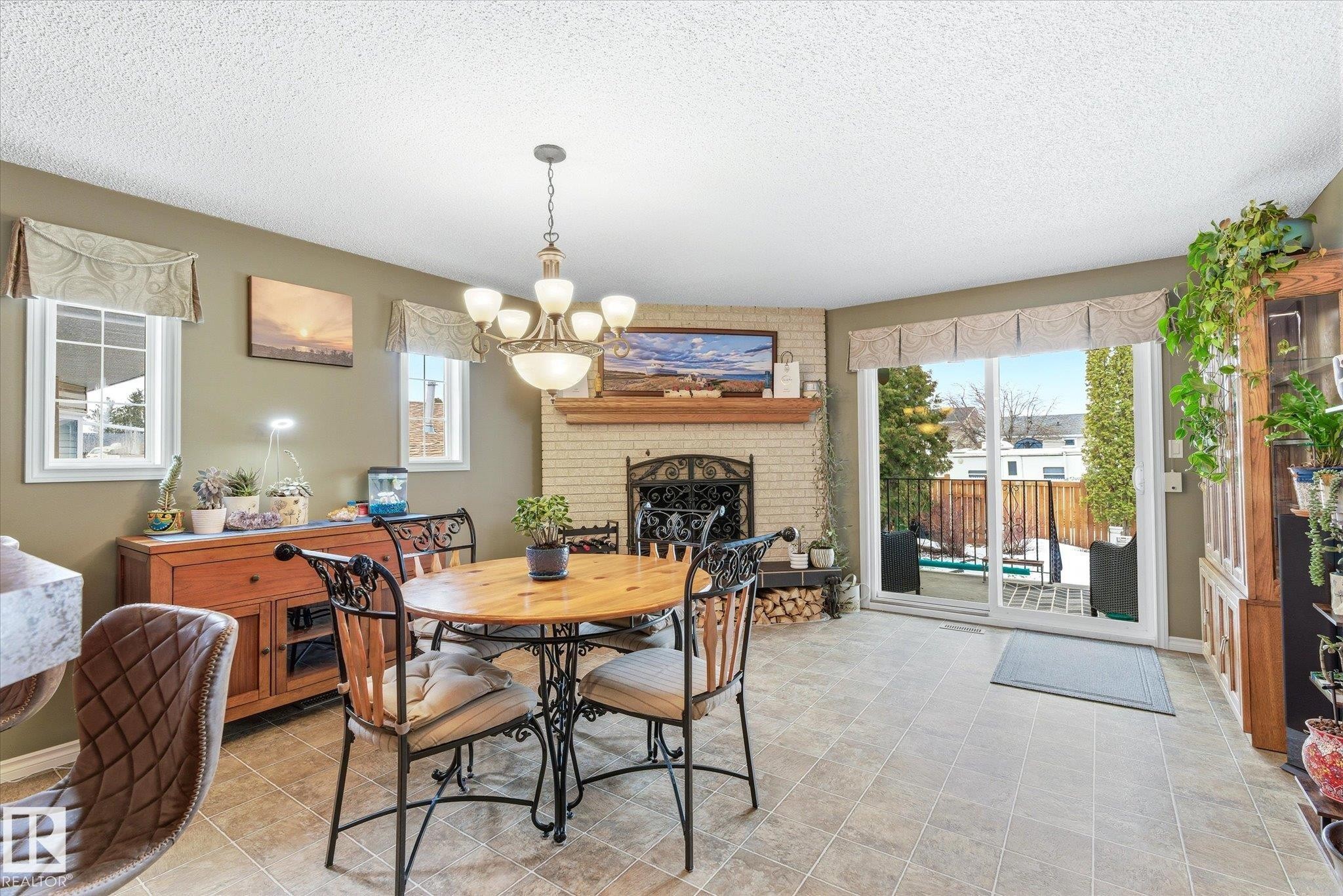 8427 152B Avenue, Edmonton, AB - Indoor Photo Showing Dining Room