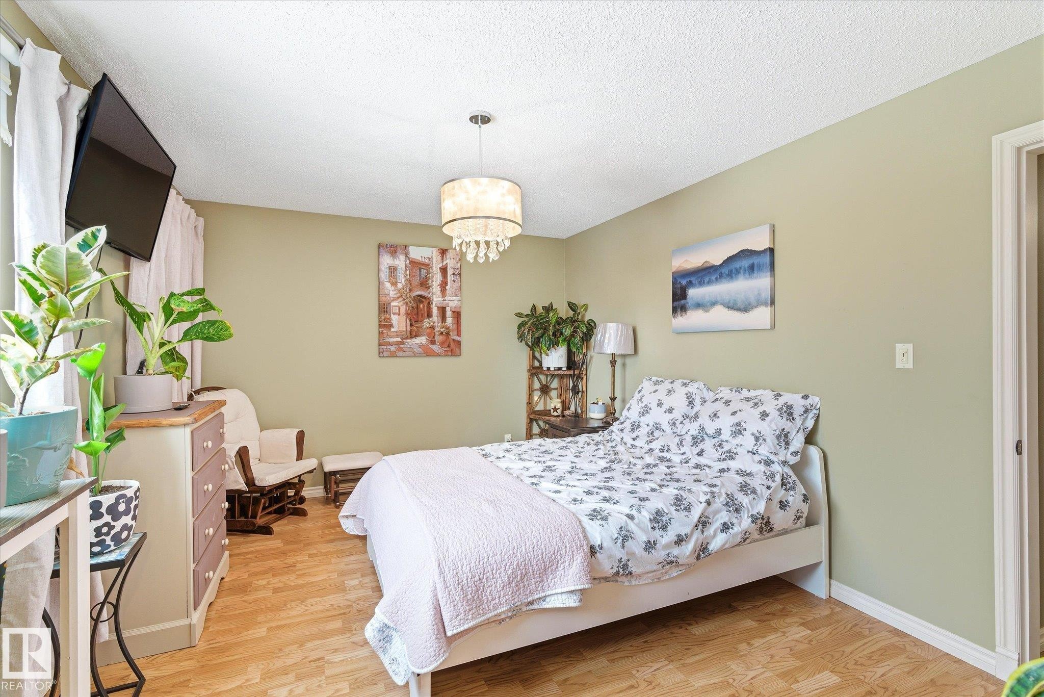 8427 152B Avenue, Edmonton, AB - Indoor Photo Showing Bedroom