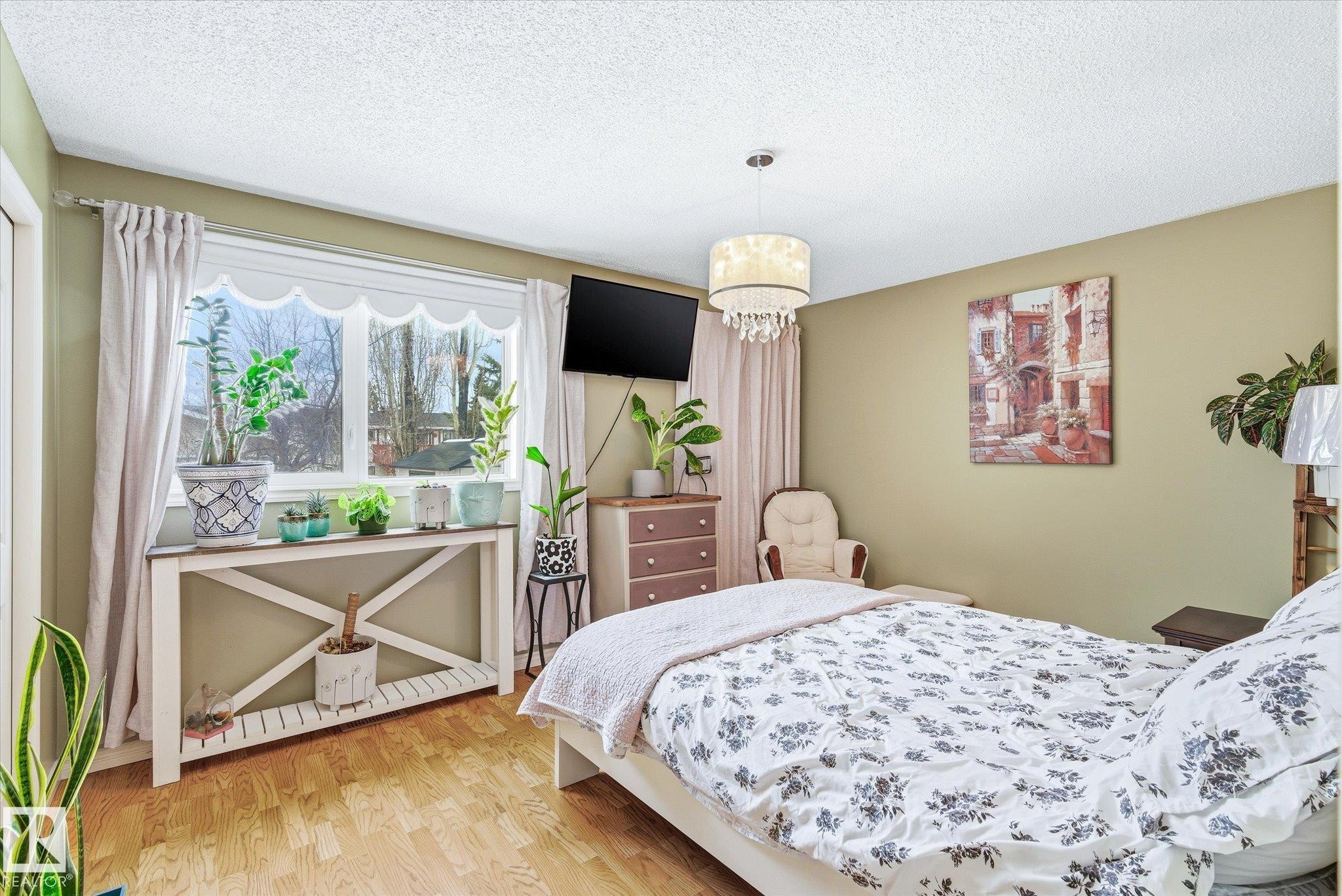 8427 152B Avenue, Edmonton, AB - Indoor Photo Showing Bedroom