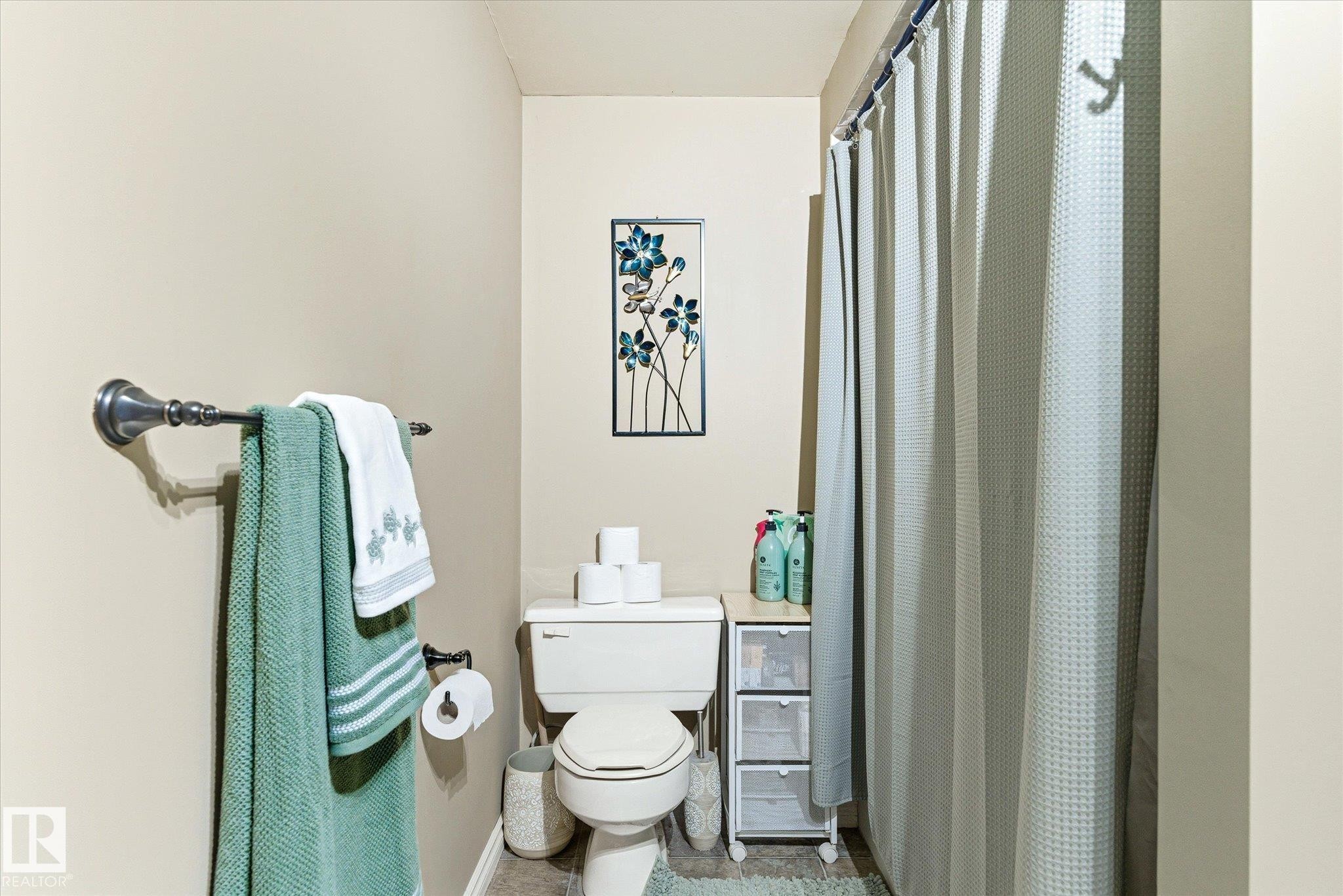8427 152B Avenue, Edmonton, AB - Indoor Photo Showing Bathroom
