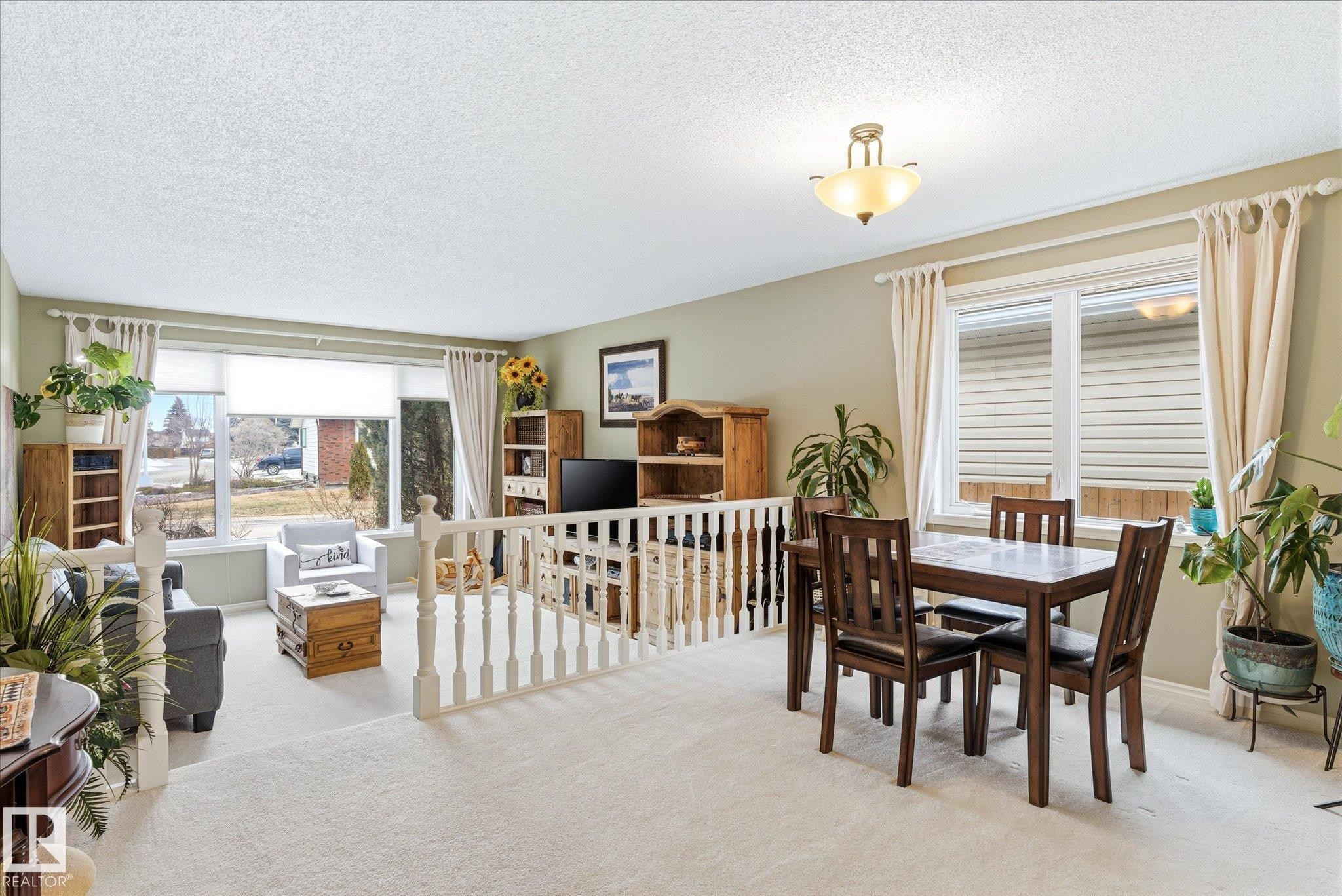 8427 152B Avenue, Edmonton, AB - Indoor Photo Showing Dining Room