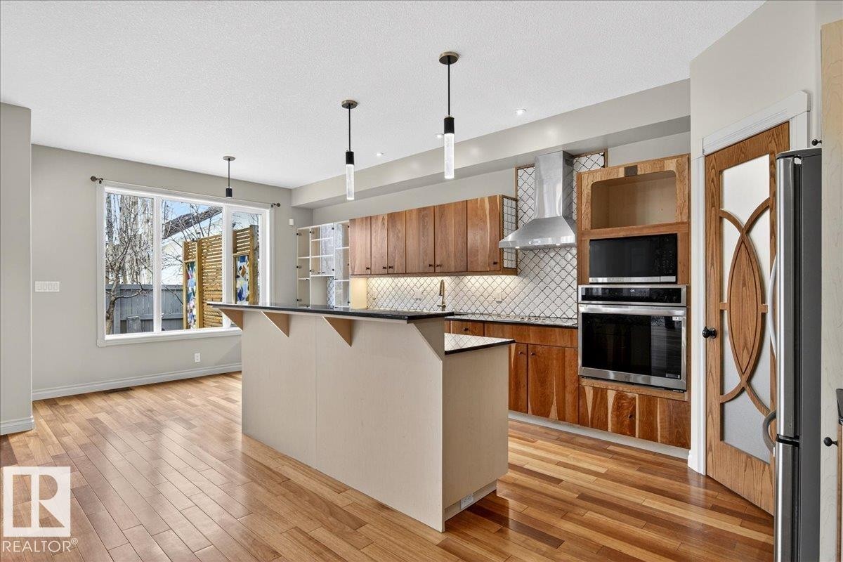 1004 Downey Way, Edmonton, AB - Indoor Photo Showing Kitchen With Upgraded Kitchen