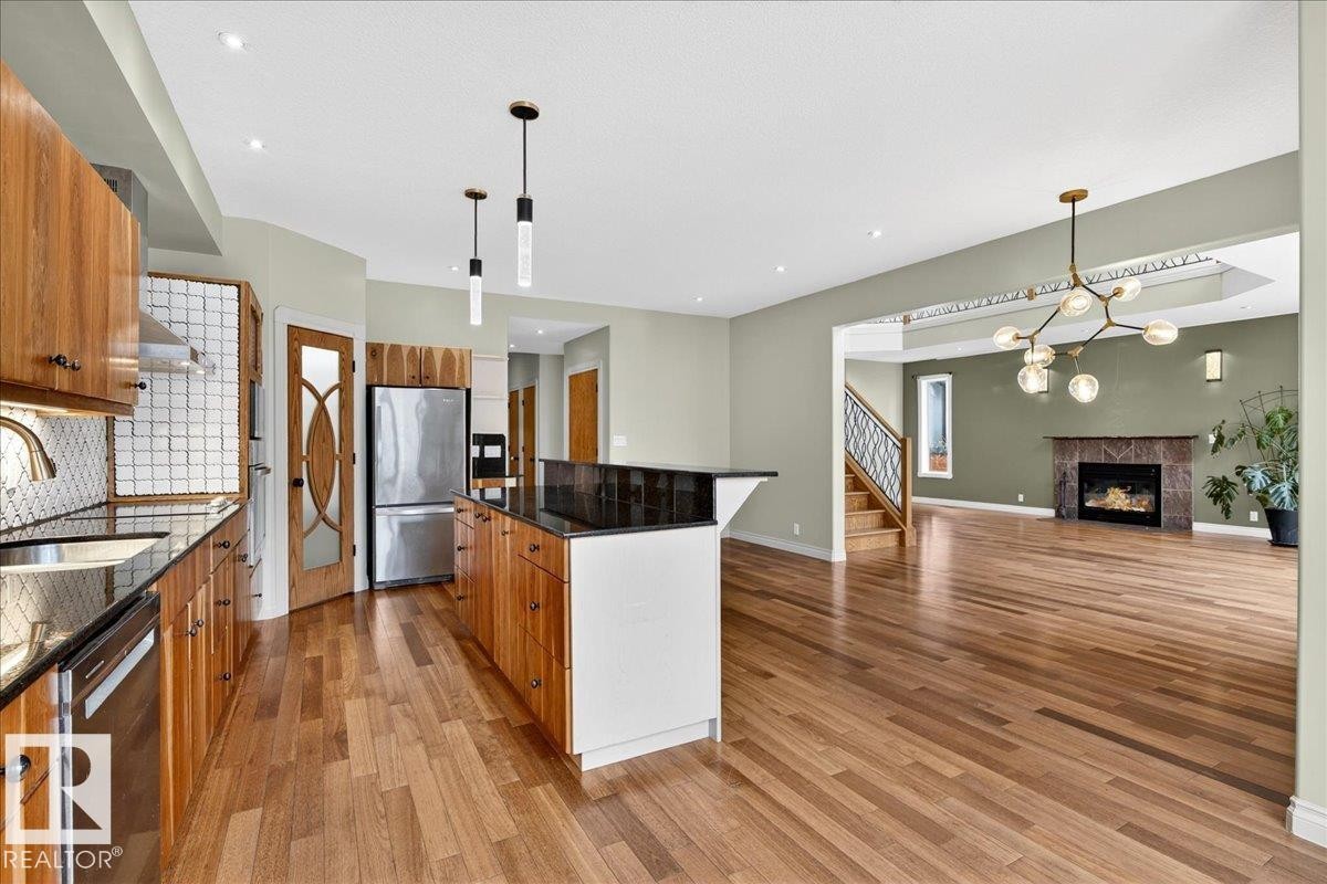 1004 Downey Way, Edmonton, AB - Indoor Photo Showing Kitchen With Upgraded Kitchen