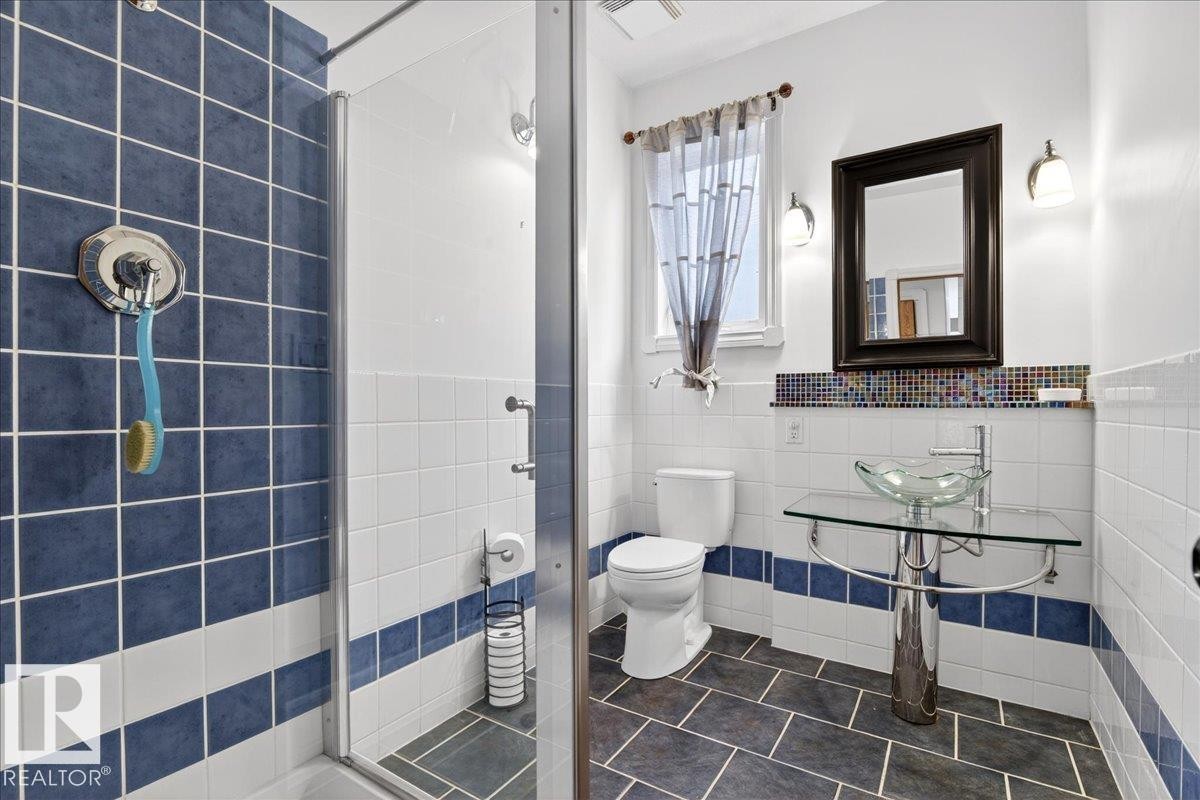 1004 Downey Way, Edmonton, AB - Indoor Photo Showing Bathroom