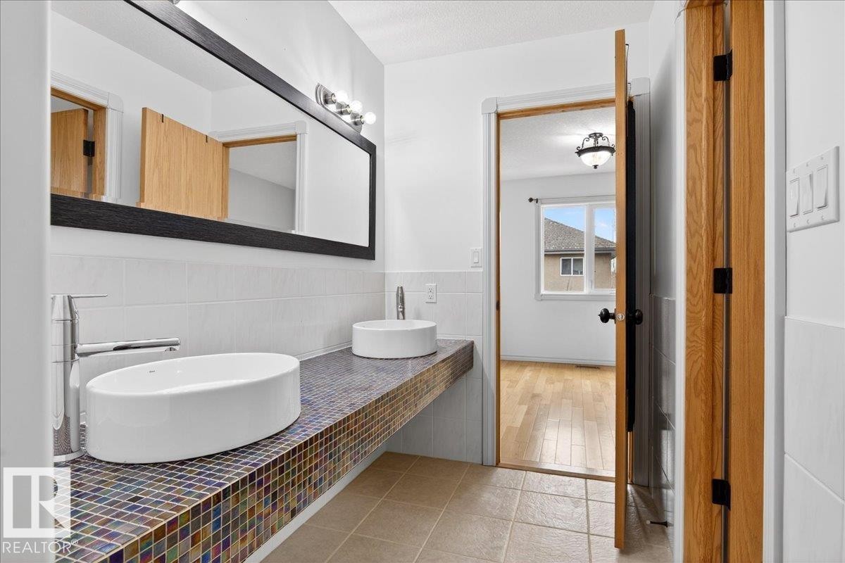1004 Downey Way, Edmonton, AB - Indoor Photo Showing Bathroom