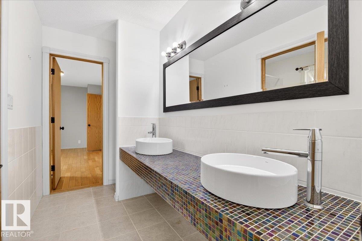 1004 Downey Way, Edmonton, AB - Indoor Photo Showing Bathroom