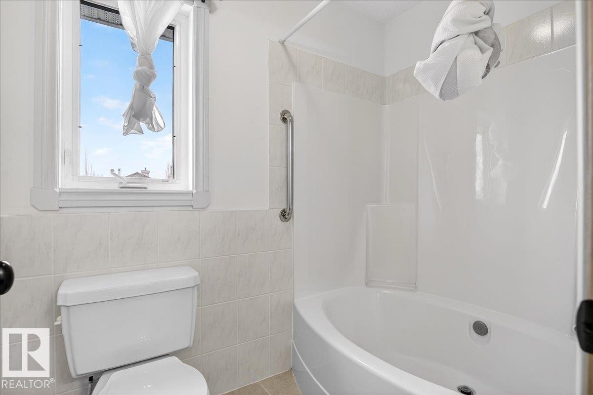 1004 Downey Way, Edmonton, AB - Indoor Photo Showing Bathroom