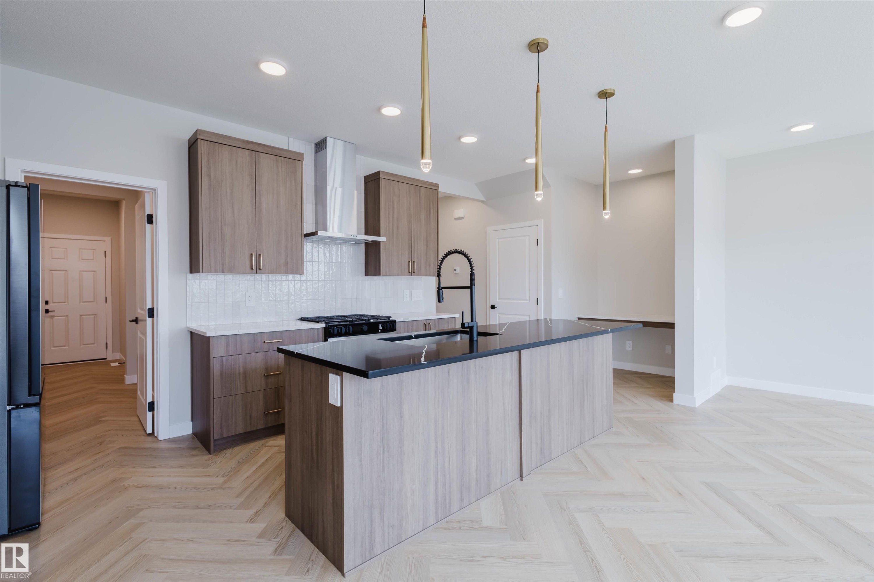 20632 43 Avenue, Edmonton, AB - Indoor Photo Showing Kitchen With Upgraded Kitchen