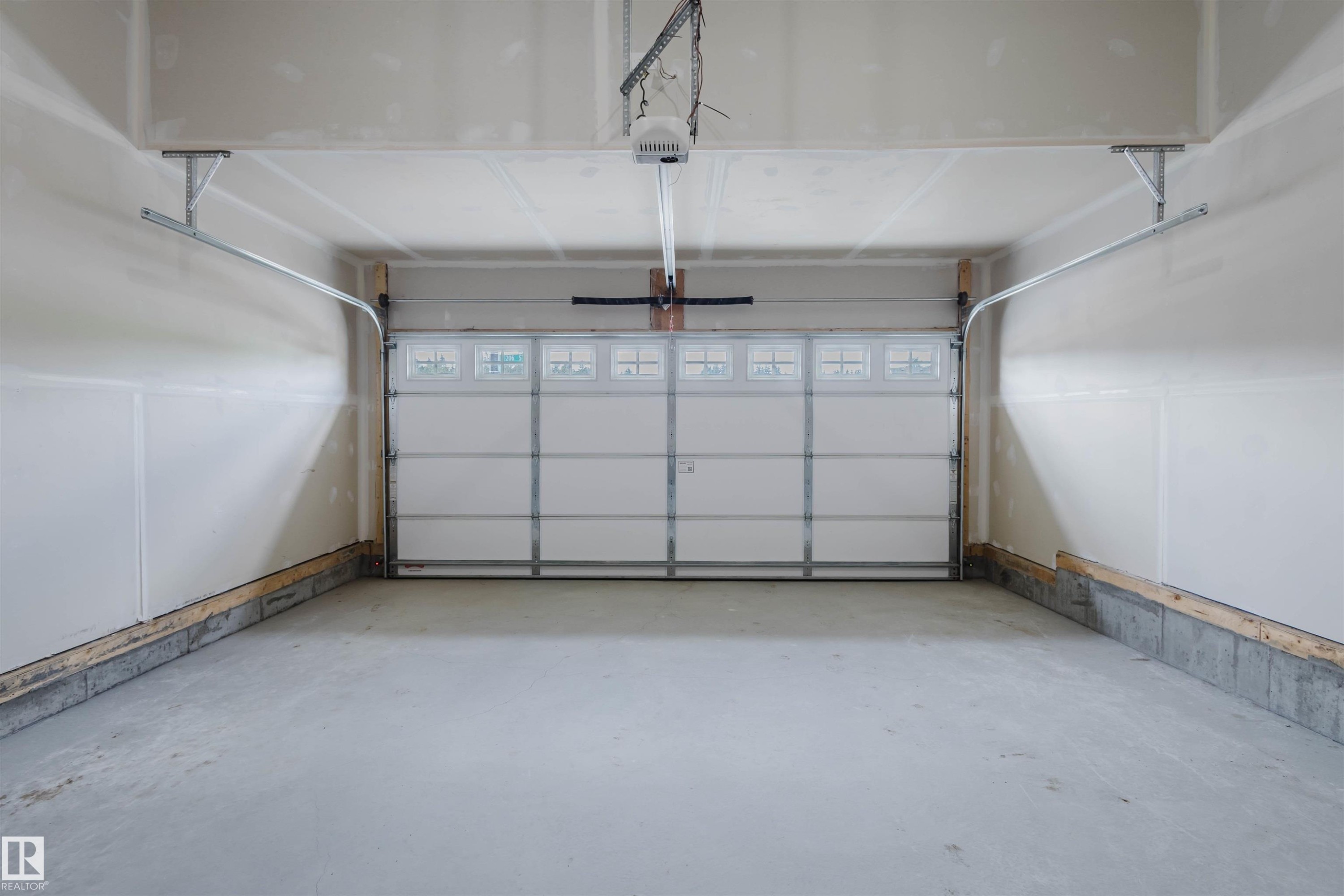 20632 43 Avenue, Edmonton, AB - Indoor Photo Showing Garage