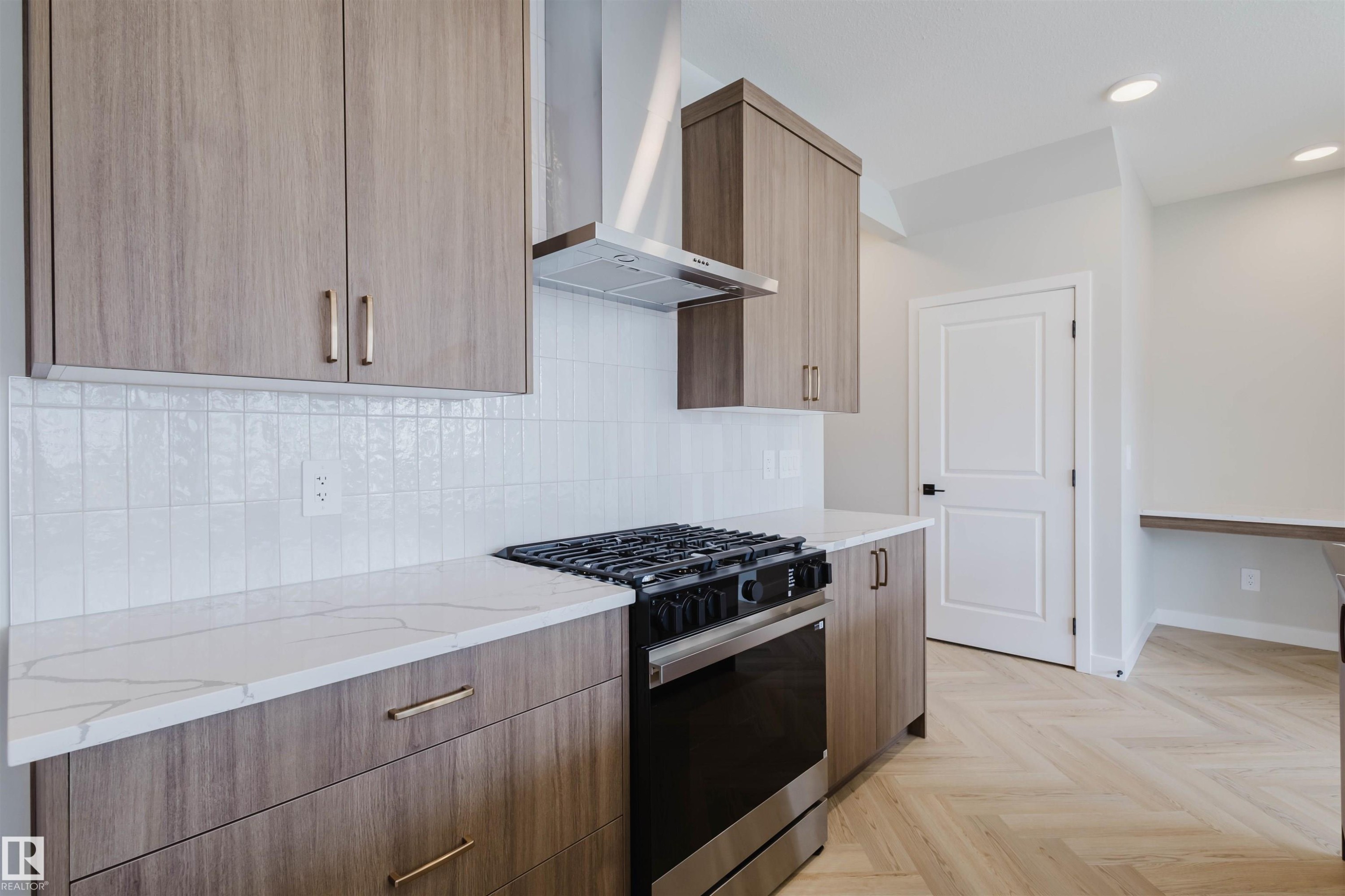 20632 43 Avenue, Edmonton, AB - Indoor Photo Showing Kitchen With Upgraded Kitchen