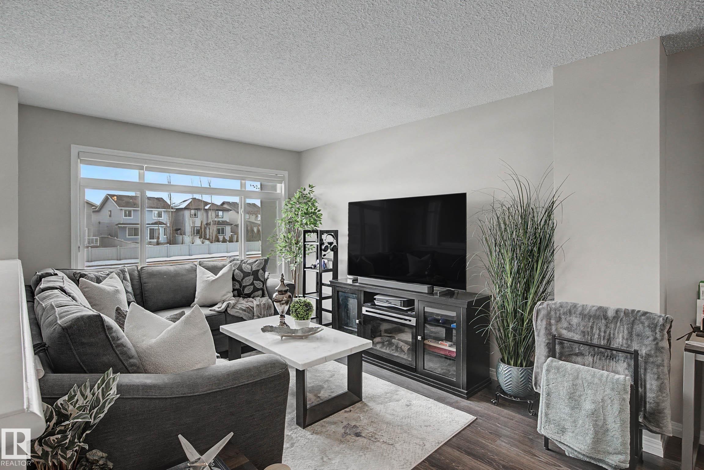 51 7503 Getty Gate, Edmonton, AB - Indoor Photo Showing Living Room
