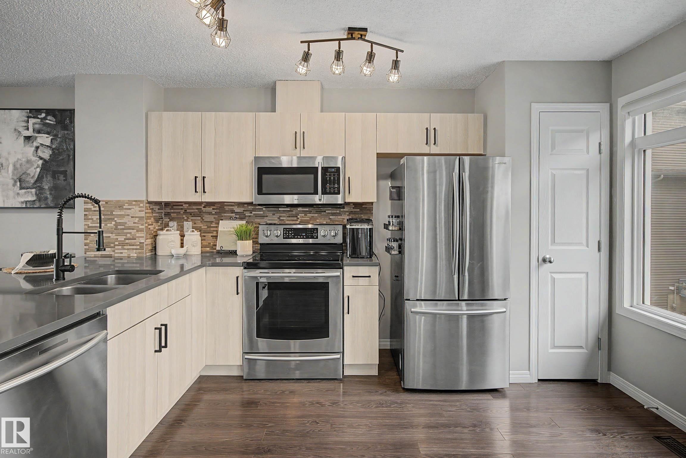 51 7503 Getty Gate, Edmonton, AB - Indoor Photo Showing Kitchen With Double Sink