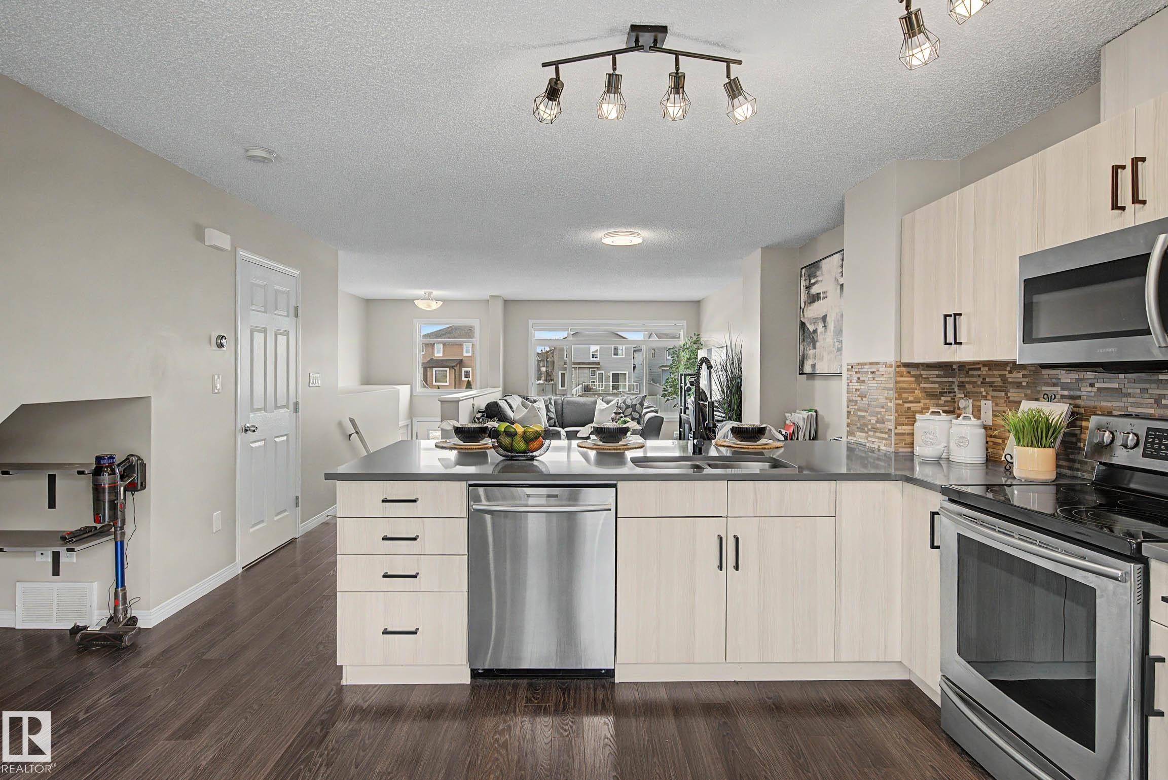 51 7503 Getty Gate, Edmonton, AB - Indoor Photo Showing Kitchen With Upgraded Kitchen