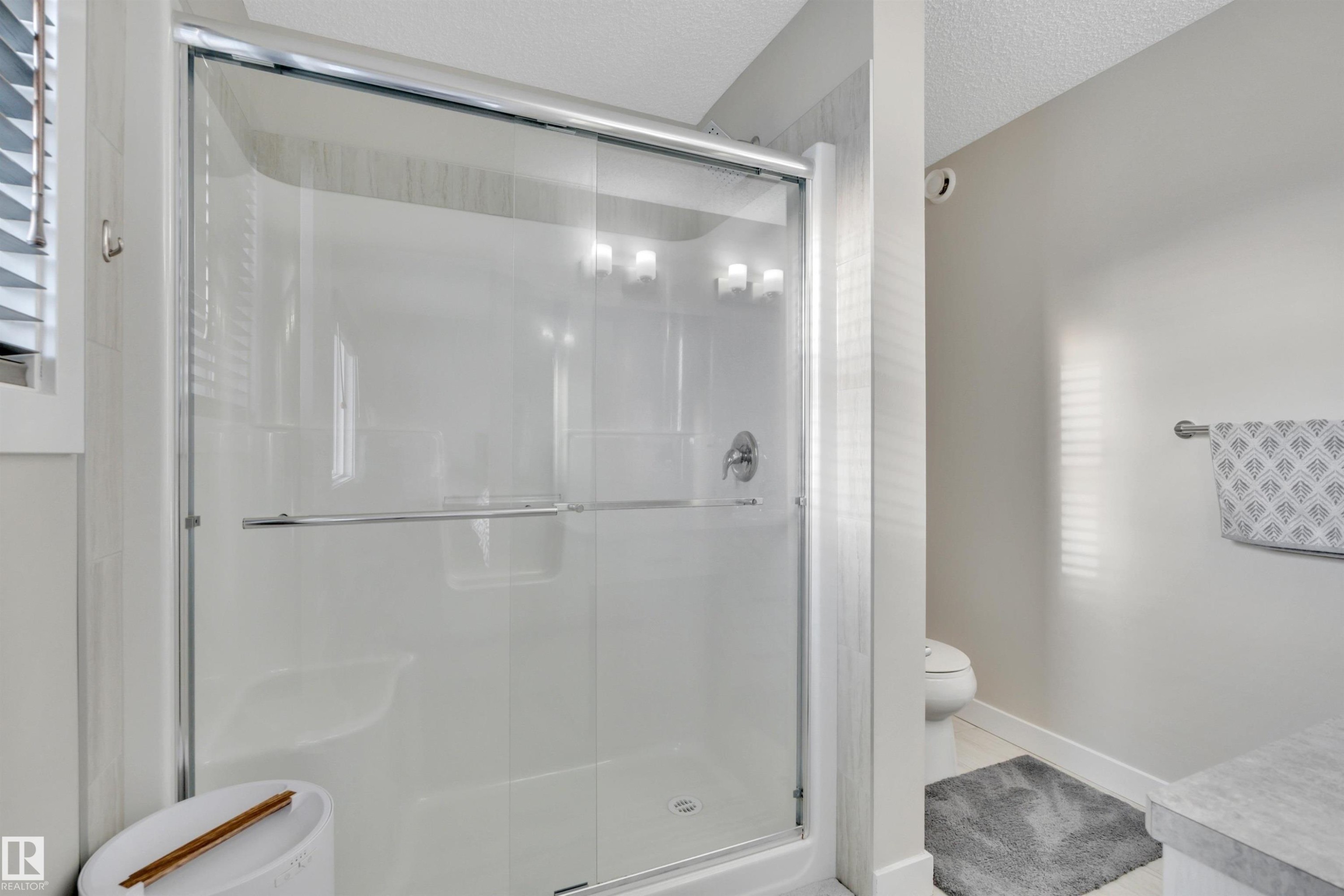 8021 Orchards Green, Edmonton, AB - Indoor Photo Showing Bathroom