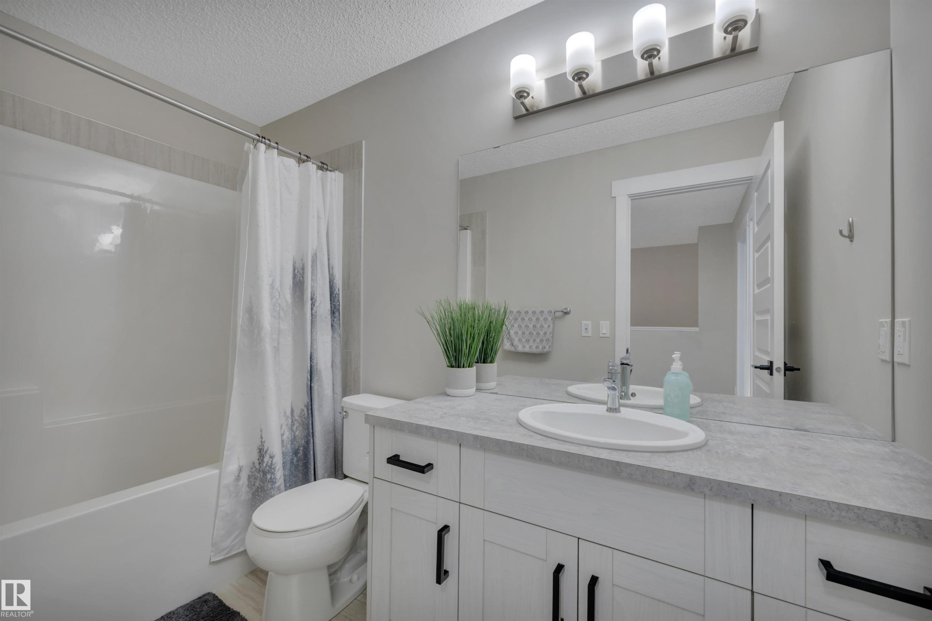 8021 Orchards Green, Edmonton, AB - Indoor Photo Showing Bathroom