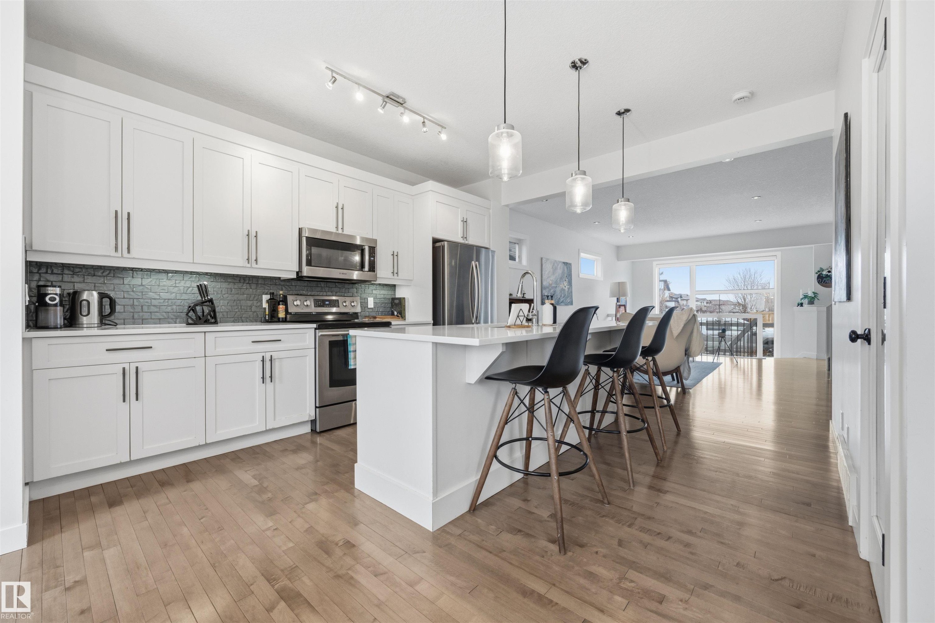 7123 Cardinal Way, Edmonton, AB - Indoor Photo Showing Kitchen With Upgraded Kitchen
