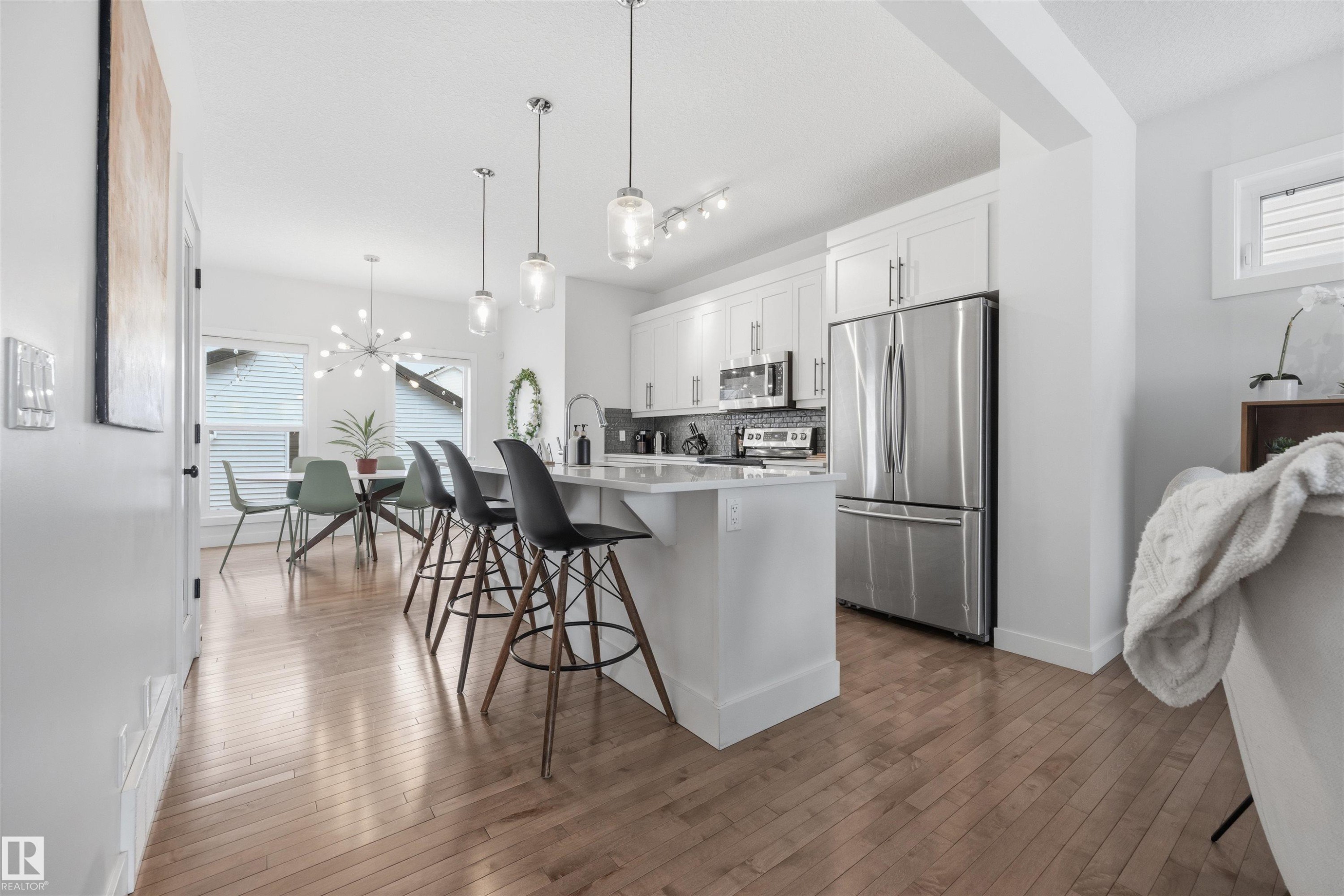 7123 Cardinal Way, Edmonton, AB - Indoor Photo Showing Kitchen With Upgraded Kitchen
