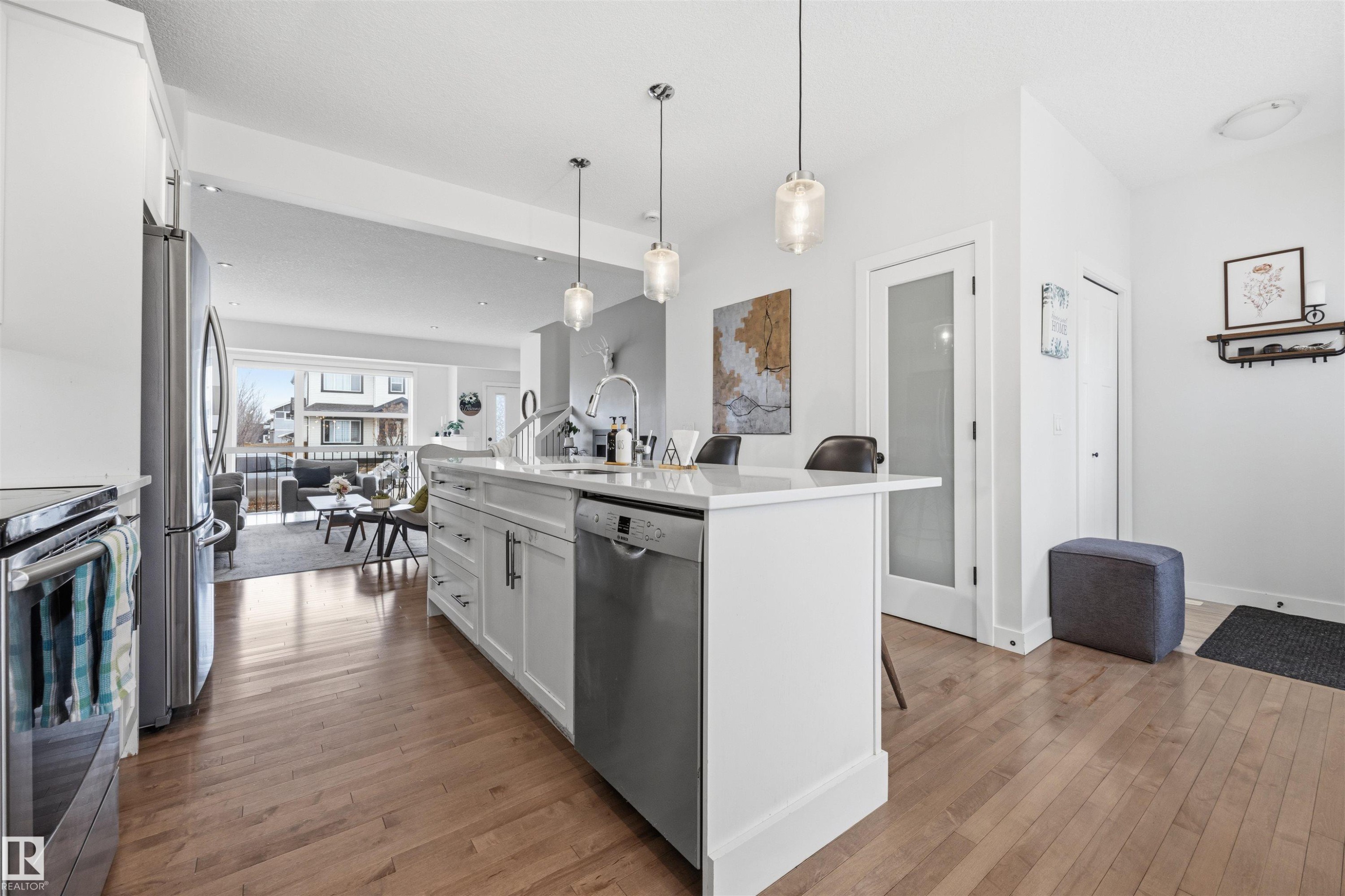 7123 Cardinal Way, Edmonton, AB - Indoor Photo Showing Kitchen With Upgraded Kitchen