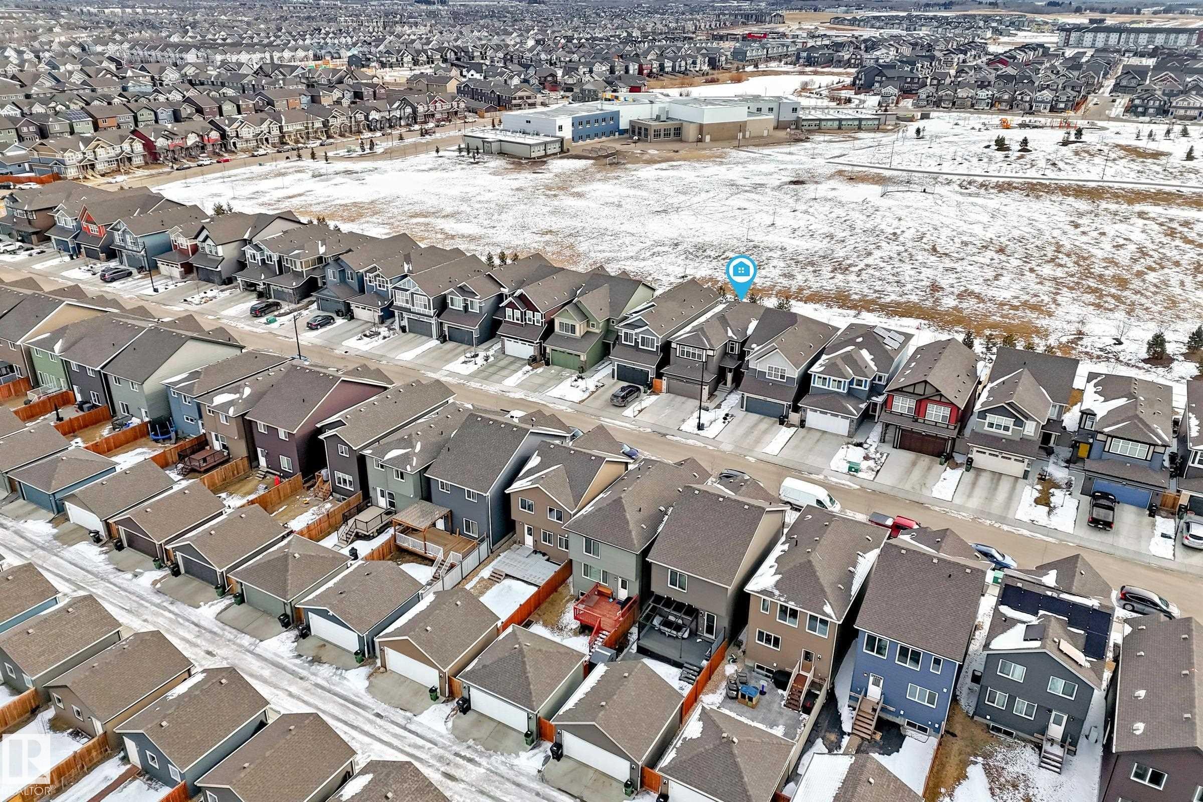 Aerial view of a residential area featuring numerous properties with various exterior colors and roof styles - 2935 Chokecherry Common, Edmonton, AB - Outdoor