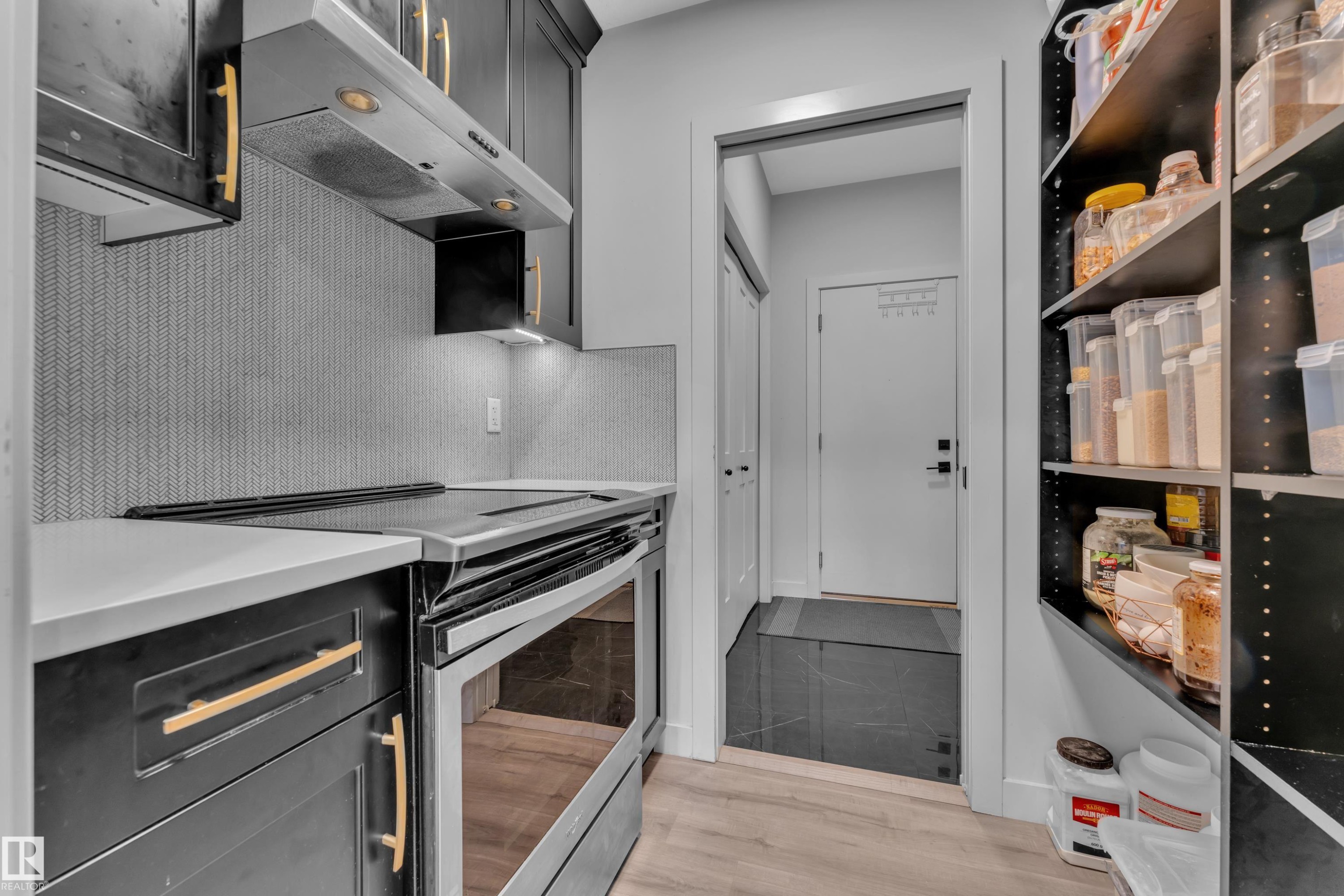 5213 22A Avenue, Edmonton, AB - Indoor Photo Showing Kitchen