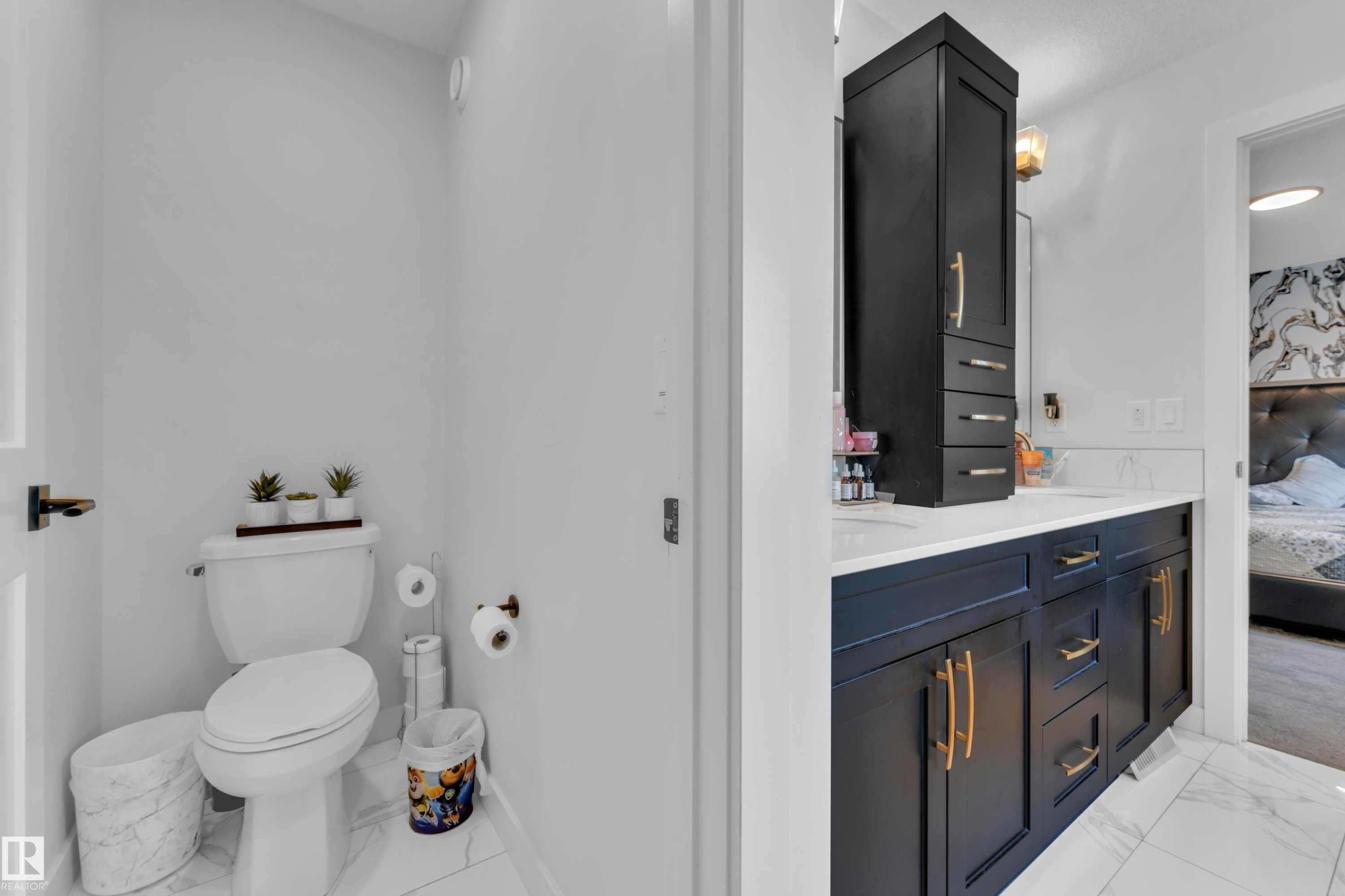 5213 22A Avenue, Edmonton, AB - Indoor Photo Showing Bathroom