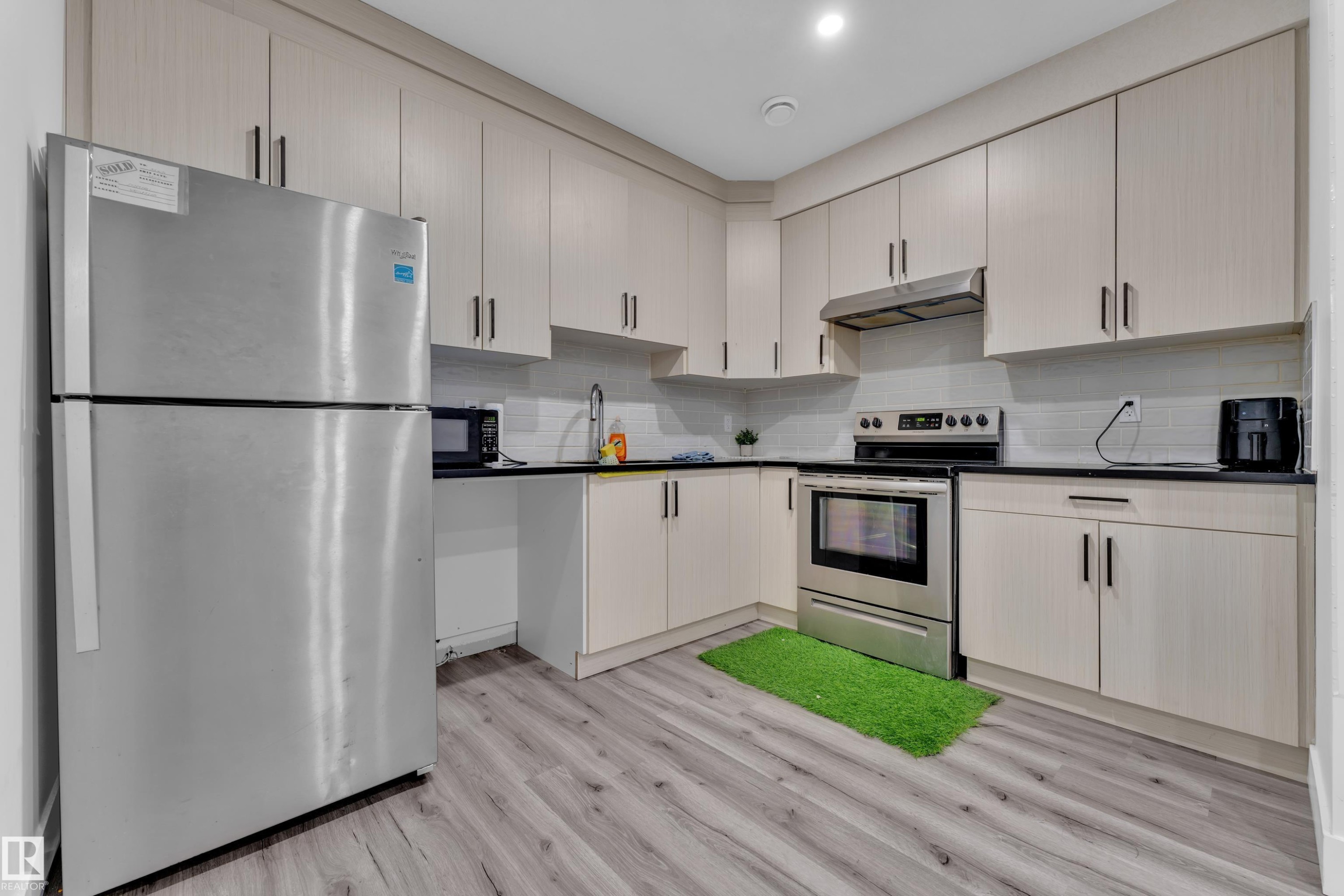 5213 22A Avenue, Edmonton, AB - Indoor Photo Showing Kitchen