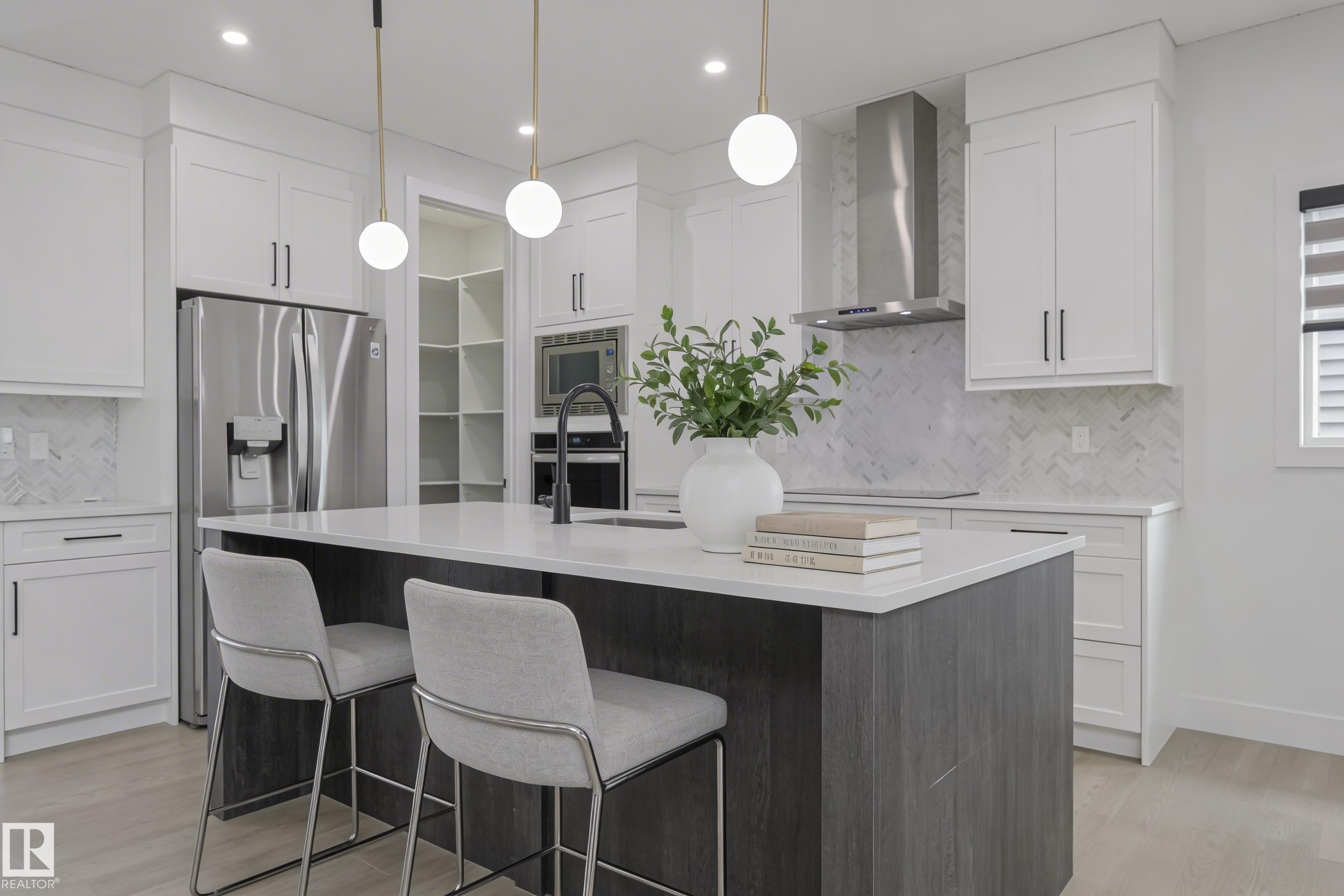 7446 Colonel Mewburn Road, Edmonton, AB - Indoor Photo Showing Kitchen With Upgraded Kitchen