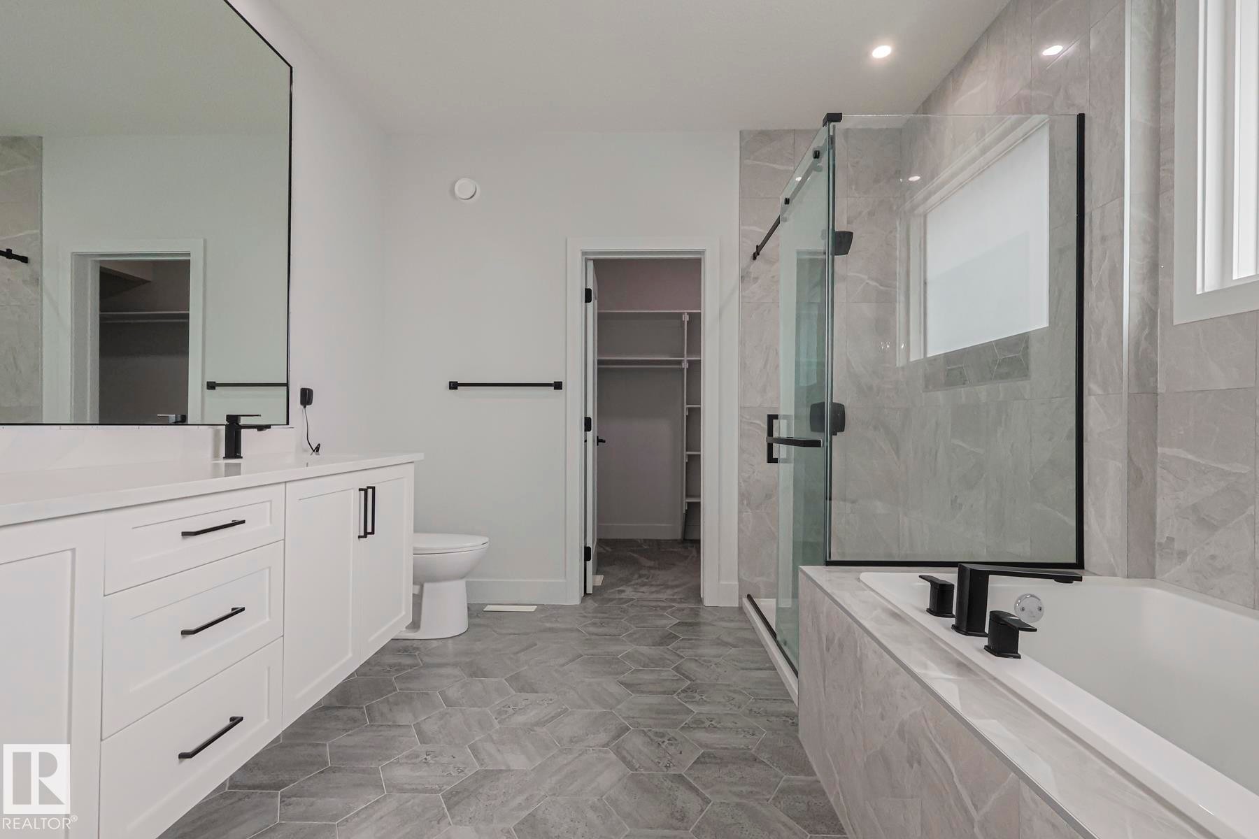 7446 Colonel Mewburn Road, Edmonton, AB - Indoor Photo Showing Bathroom