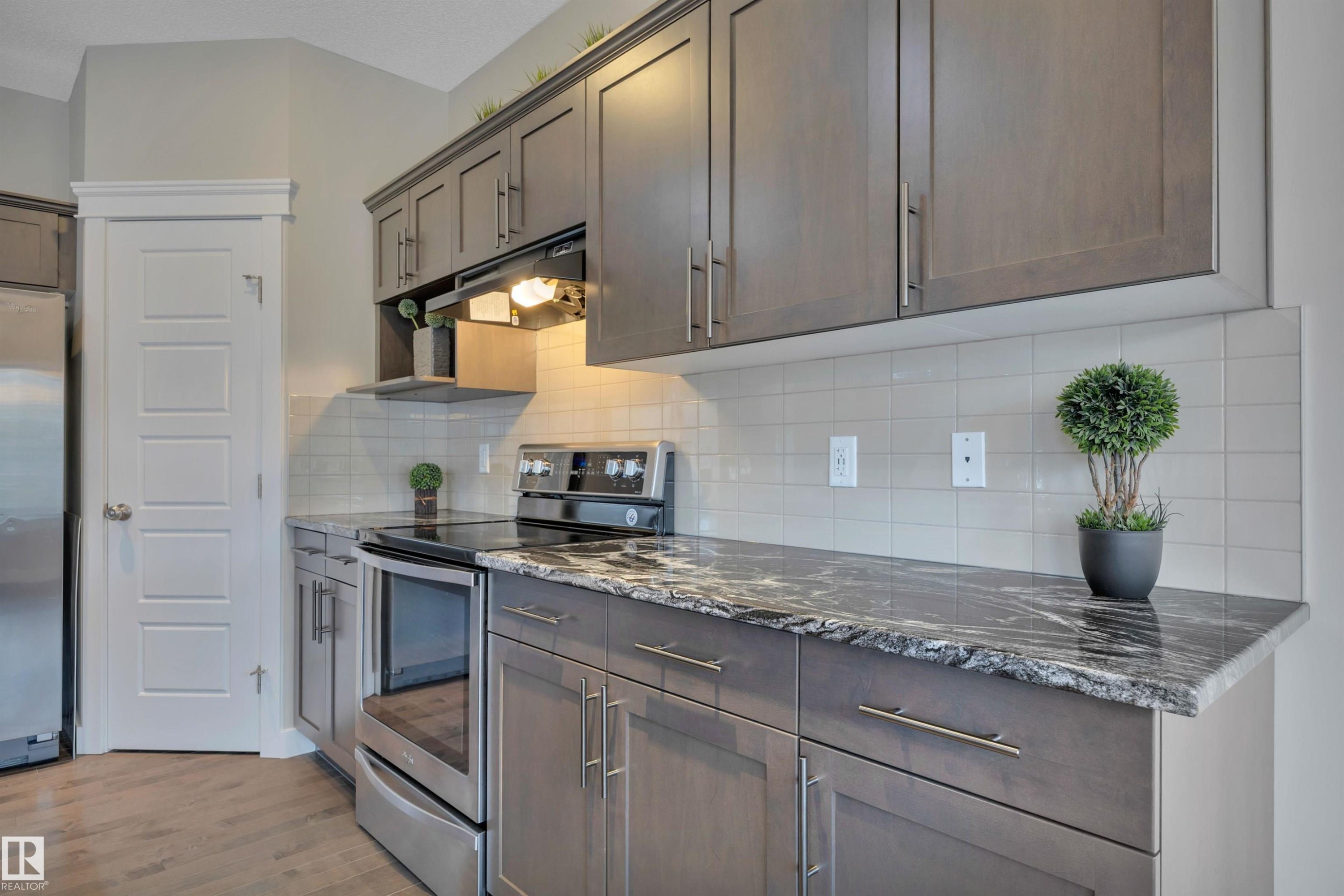 15807 18 Avenue, Edmonton, AB - Indoor Photo Showing Kitchen With Upgraded Kitchen