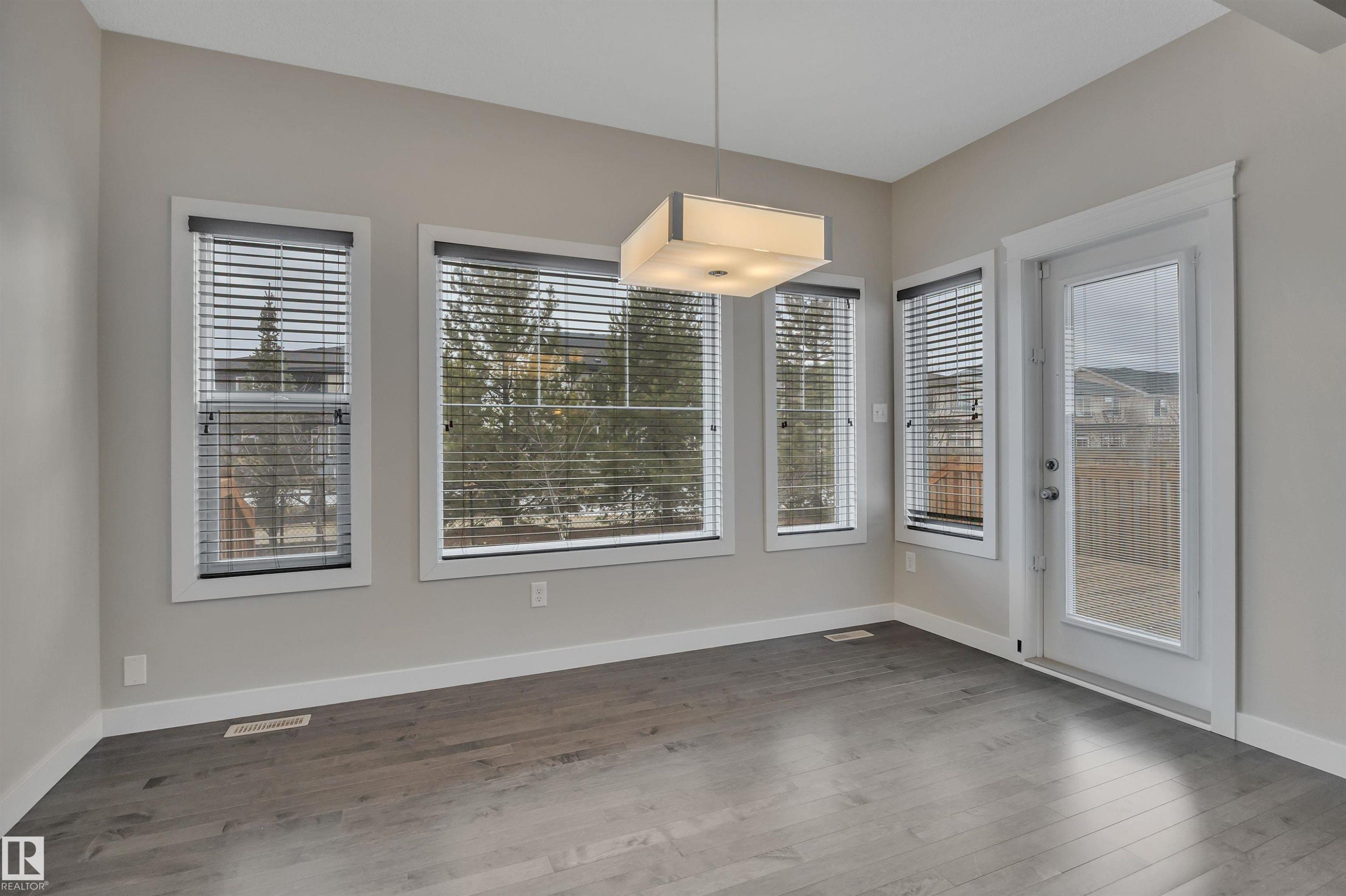 15807 18 Avenue, Edmonton, AB - Indoor Photo Showing Other Room