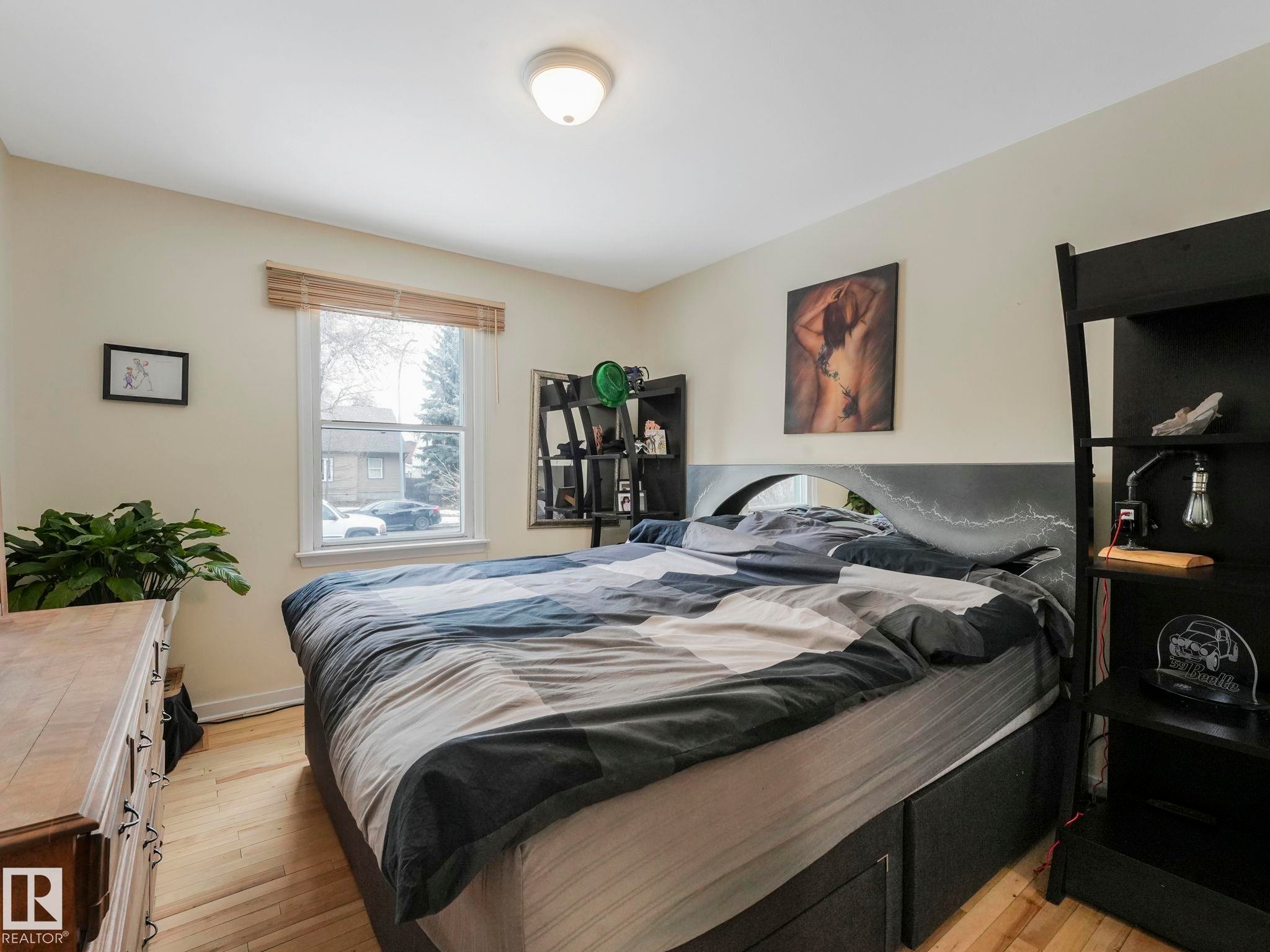 10727 66 Avenue, Edmonton, AB - Indoor Photo Showing Bedroom
