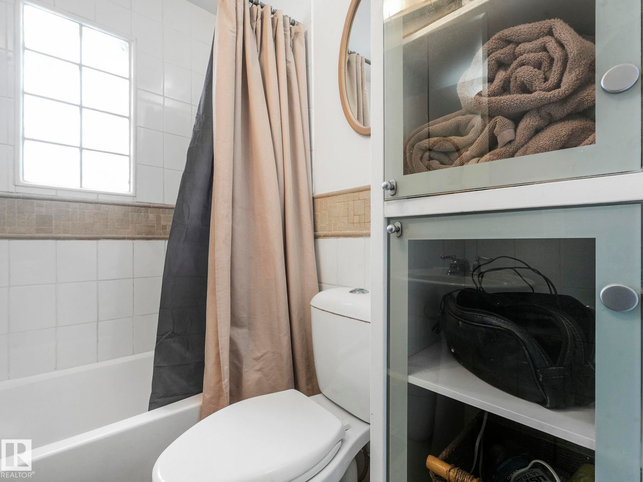 10727 66 Avenue, Edmonton, AB - Indoor Photo Showing Bathroom