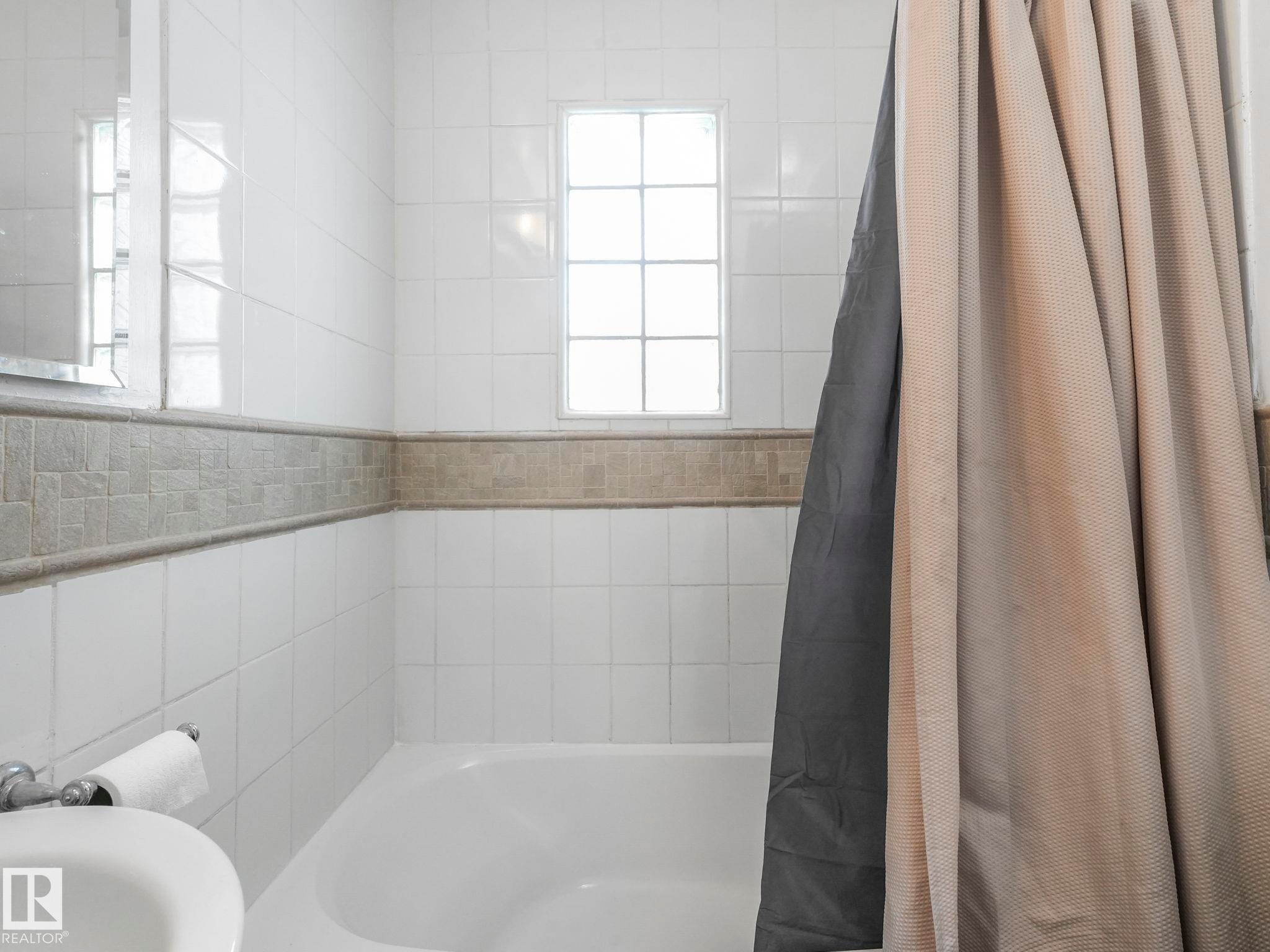 10727 66 Avenue, Edmonton, AB - Indoor Photo Showing Bathroom